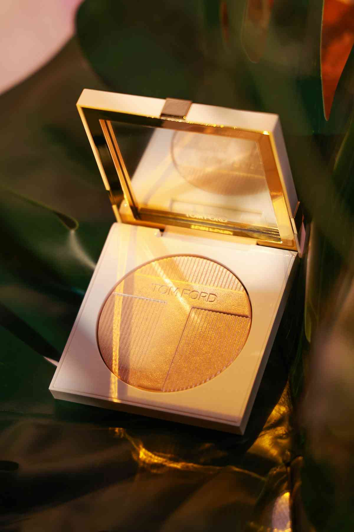 捕捉日落金光：開箱TOM FORD 全新璀璨琉光系列，熱賣四色眼影盤、透亮高光盤、古銅光澤修容盤，交織奢華的微醺金醉