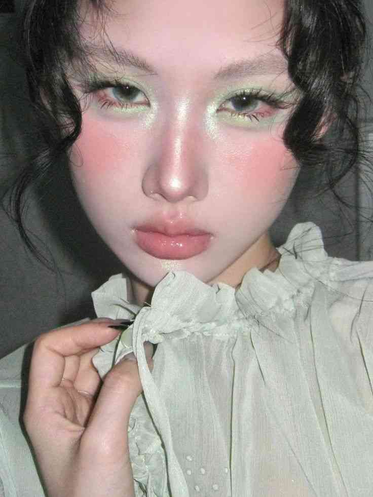 來點清涼感！2026 Jelly Mint 彩妝推介，教你打造出低飽和水光感妝容
