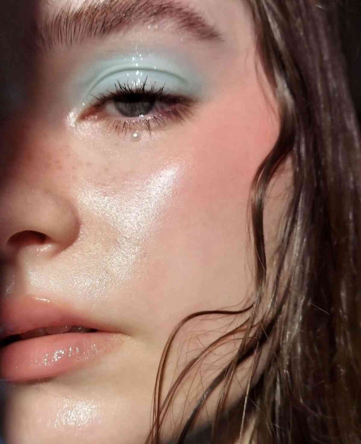 來點清涼感！2026 Jelly Mint 彩妝推介，教你打造出低飽和水光感妝容