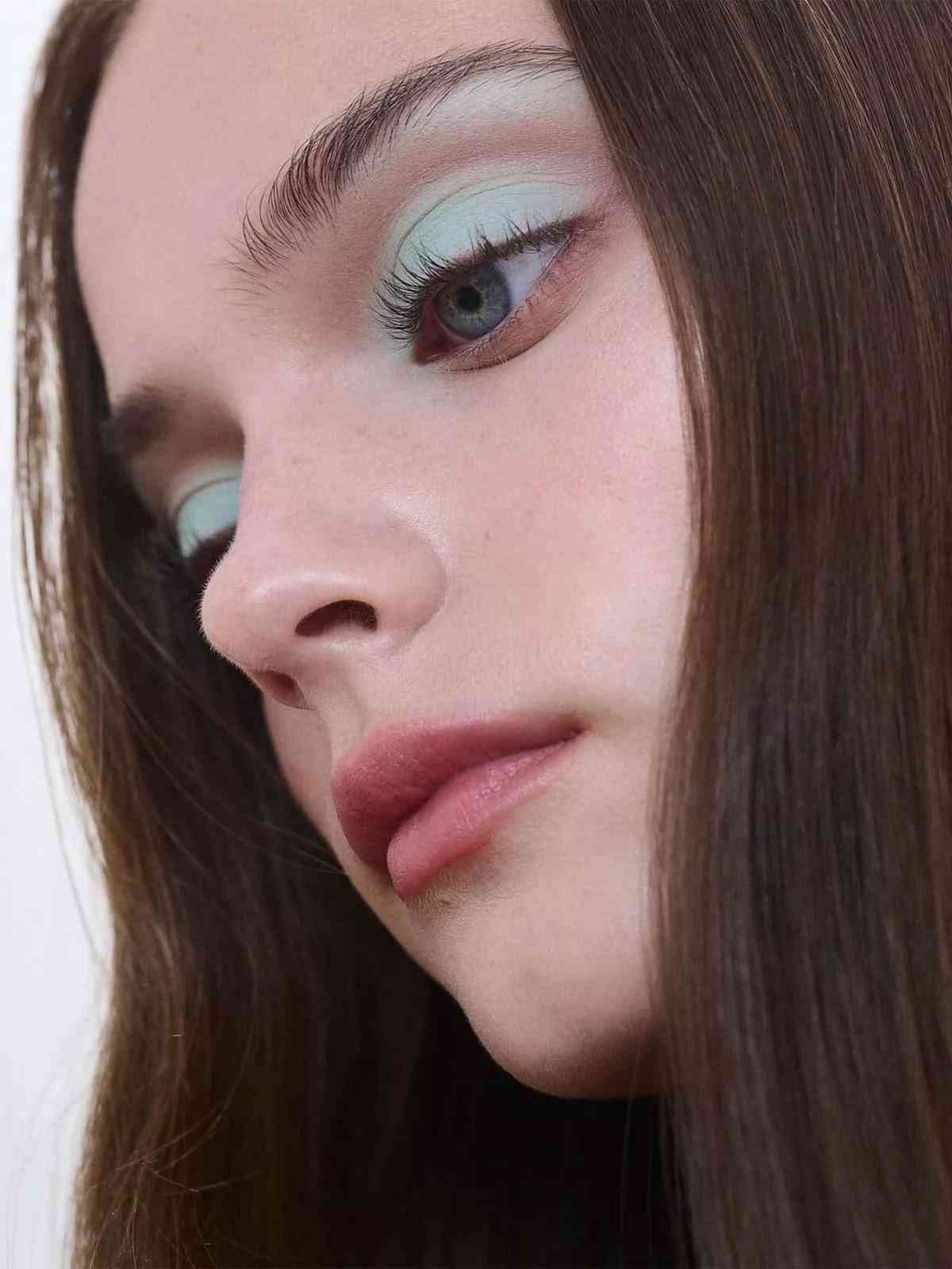 來點清涼感！2026 Jelly Mint 彩妝推介，教你打造出低飽和水光感妝容