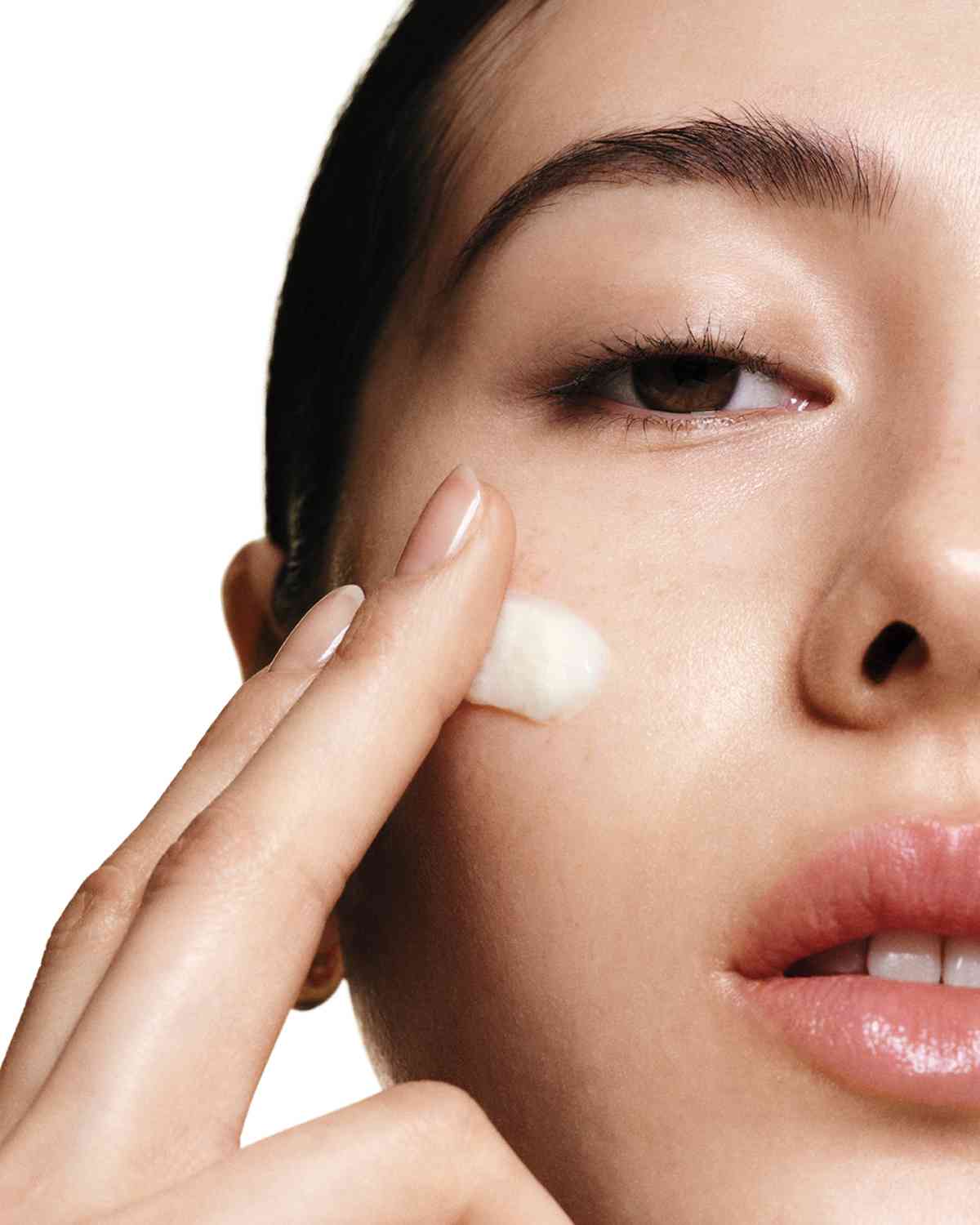 高溫下的底妝貼服指南：Charlotte Tilbury 隱形定妝神器、Bobbi Brown 皇牌底霜、Dior 完美上鏡底妝