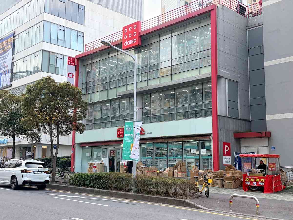 副線品牌、聯名限定、明星化妝師都愛用？韓國DAISO美妝必買推薦！