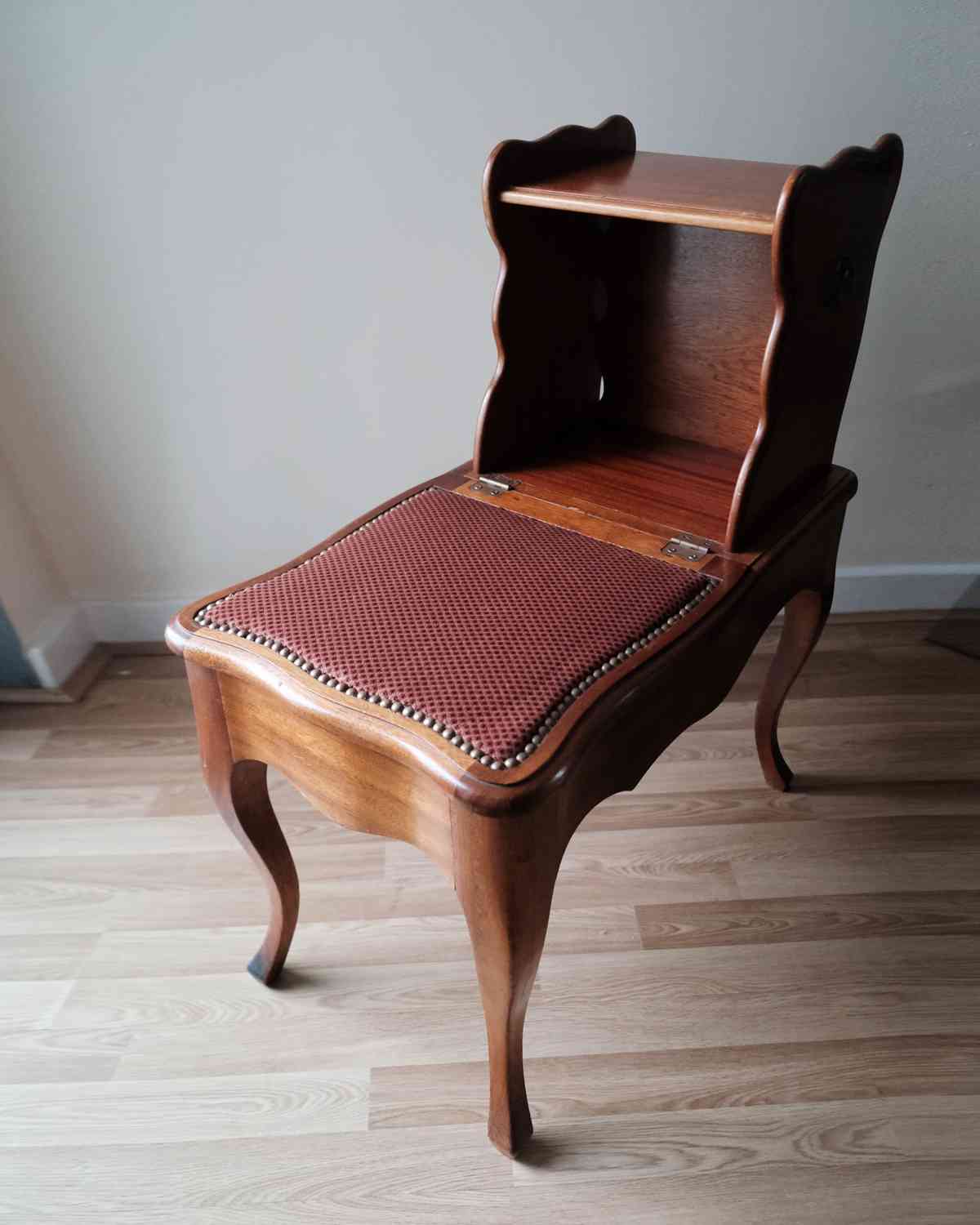 上世紀的Telephone Seat：變成今日古董市場熱搶的玄關櫈 ？