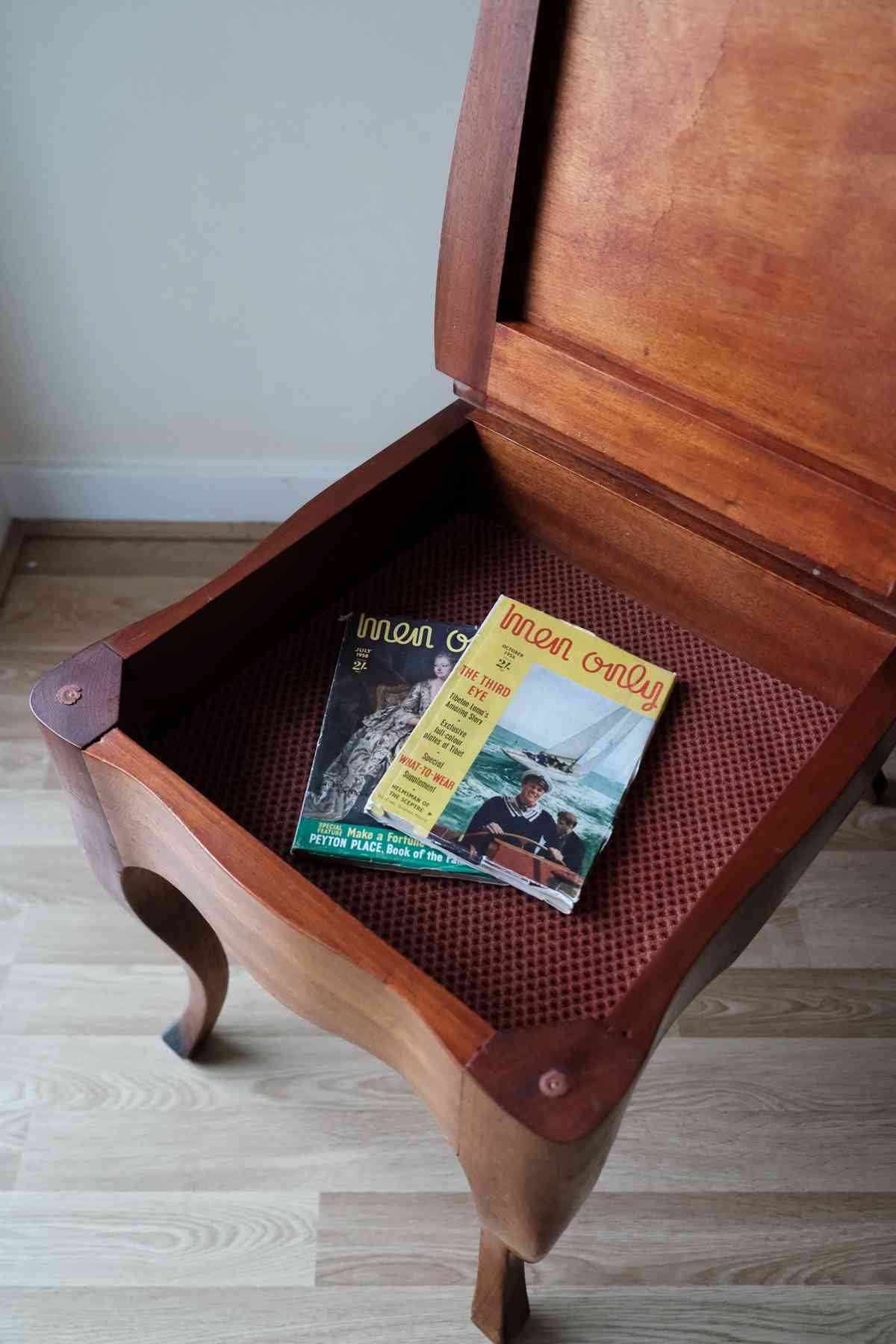 上世紀的Telephone Seat：變成今日古董市場熱搶的玄關櫈 ？