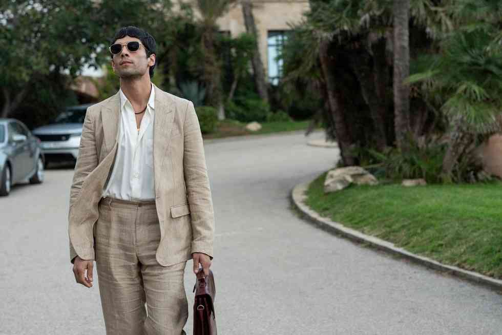 【 上世紀的實用電話櫈，變成今日古董市場熱搶的玄關櫈 】