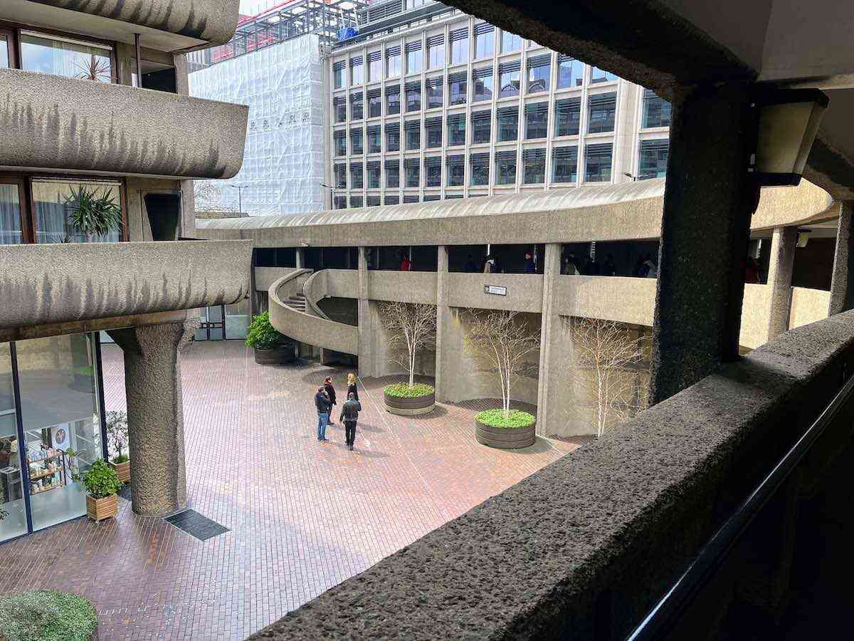 從廉租屋到時尚建築地標!倫敦Barbican背後的豪宅爭議 從廉租屋到時尚建築地標!倫敦Barbican背後的豪宅爭議