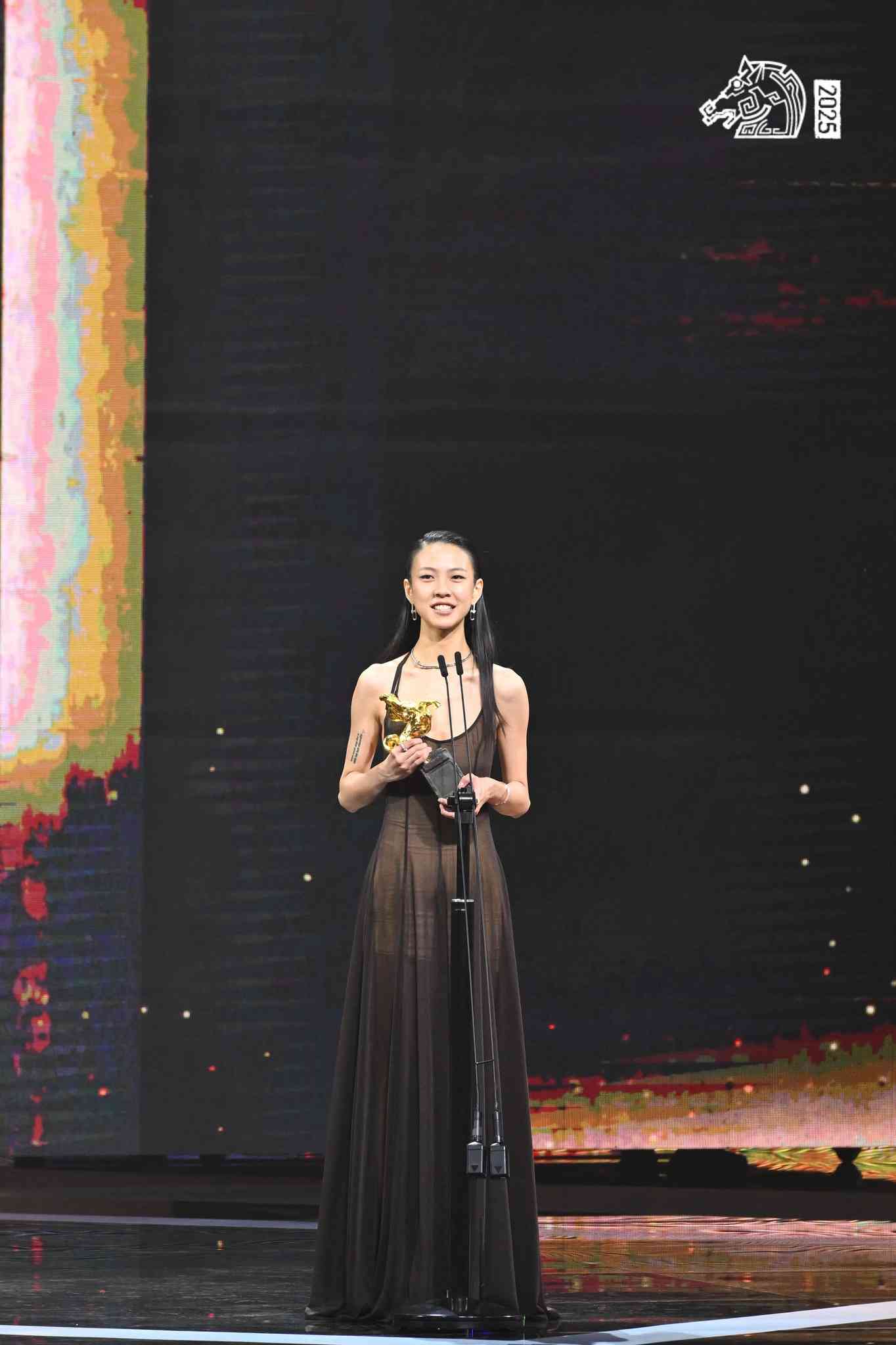 金馬獎2025紅毯一次看:林嘉欣西裝造型率性浪漫、氣質女神桂綸鎂回歸! 林依晨化身「夢幻美人魚」 金馬獎2025紅毯一次看:林嘉欣西裝造型率性浪漫、氣質女神桂綸鎂回歸! 林依晨化身「夢幻美人魚」