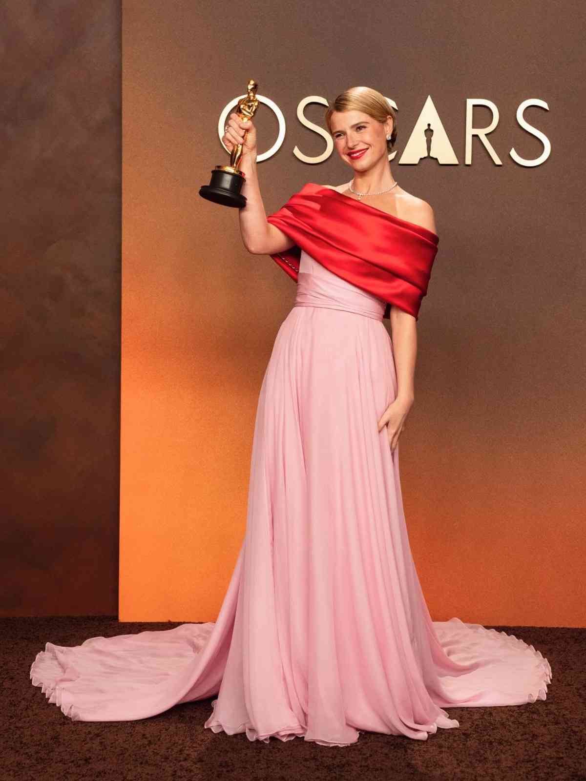 奧斯卡2026紅毯造型十大Best Pick!Anne Hathaway黑色花裙壓場、Michael B. Jordan封帝軍裝戰衣 奧斯卡2026紅毯造型十大Best Pick!Anne Hathaway黑色花裙壓場、Michael B. Jordan封帝軍裝戰衣