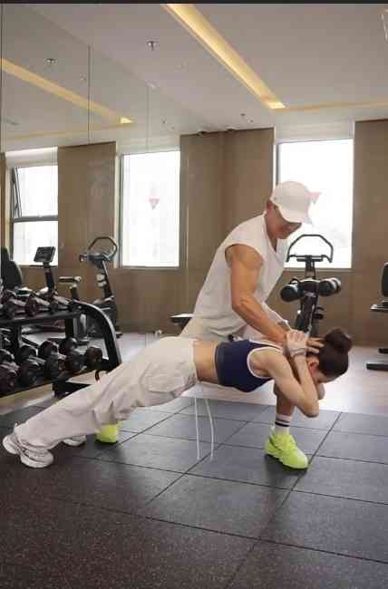 凍齡女神丨與富商拍拖10年被拒婚分手　「古裝女神」歷喪父之痛抑鬱復發靠周潤發一句話走出陰霾