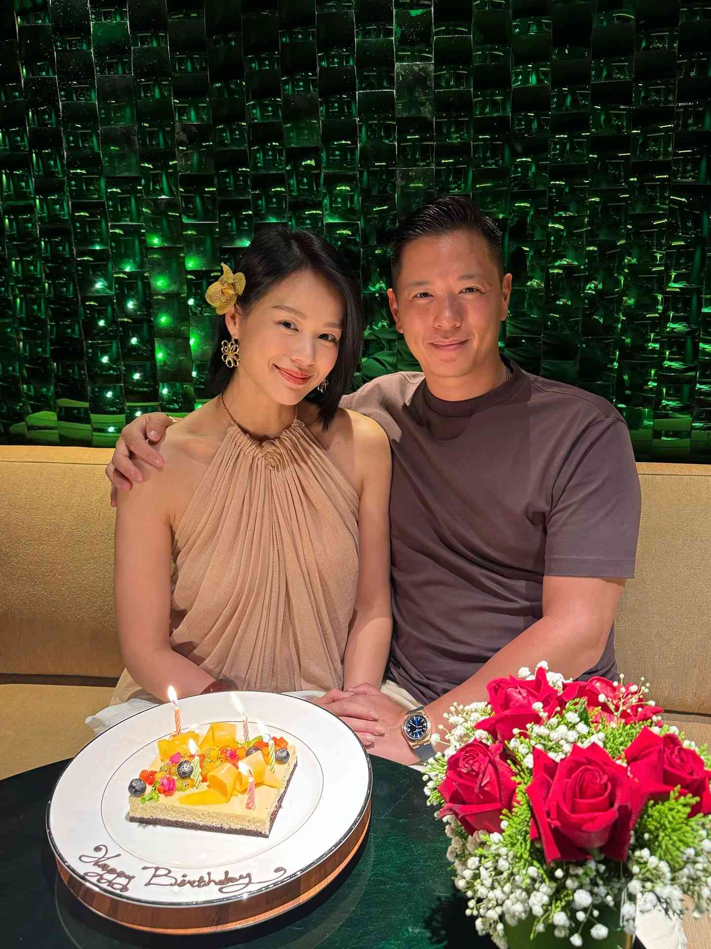 胡杏兒與丈夫泰國慶祝46歲生日，穿黑色長裙孕味濃，惹大眾猜測有「第四胎」