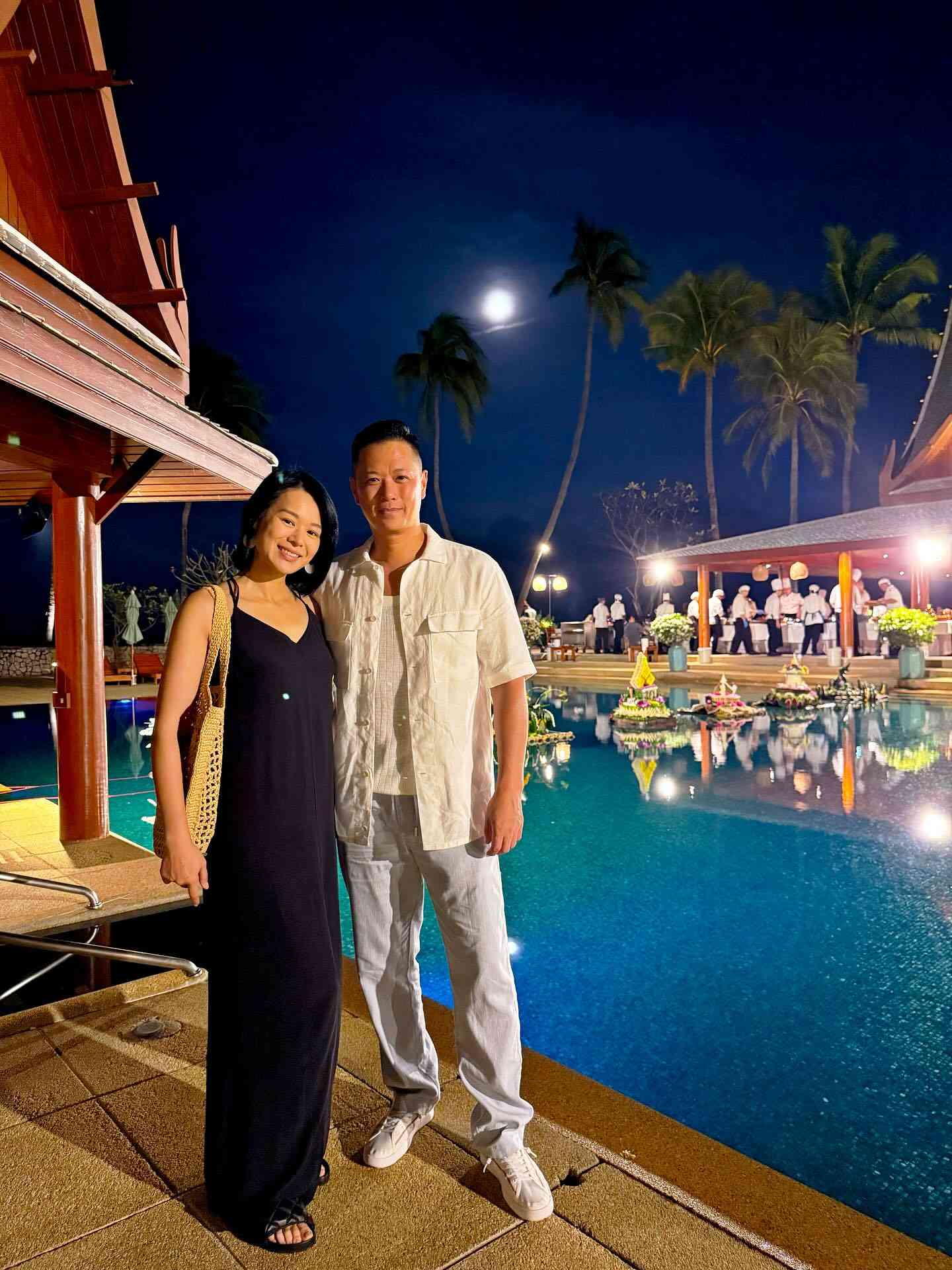 胡杏兒與丈夫泰國慶祝46歲生日，穿黑色長裙孕味濃，惹大眾猜測有「第四胎」