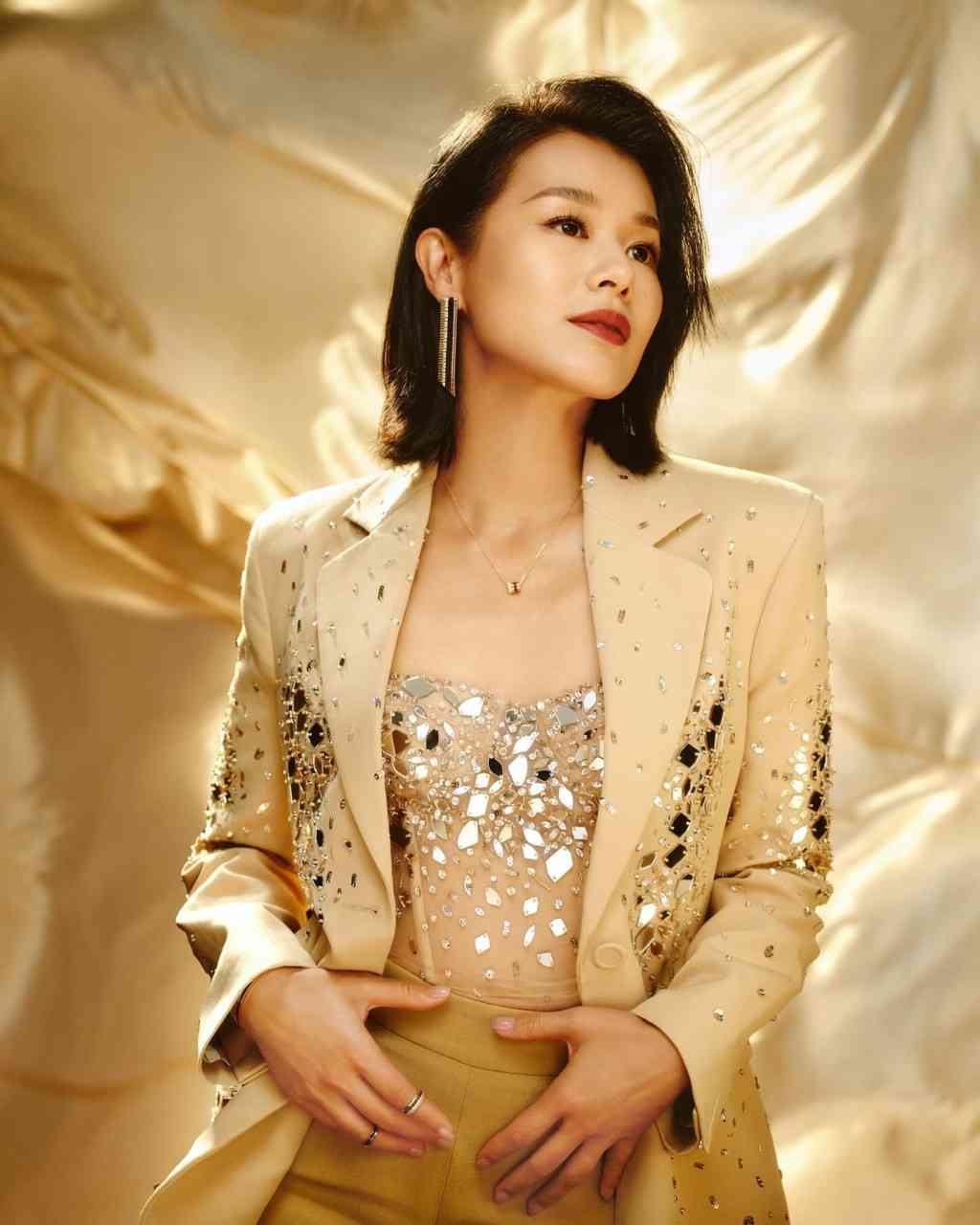 胡杏兒與丈夫泰國慶祝46歲生日，穿黑色長裙孕味濃，惹大眾猜測有「第四胎」