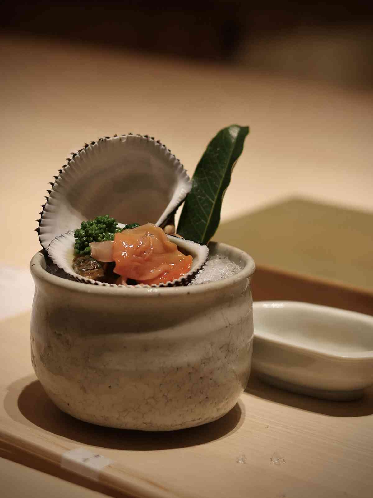 日本米芝蓮二星傳奇壽司餐廳登陸澳門，揚海老芋配北海道海膽、福岡鯖魚豆腐多士、岡山牡蠣壽司，滿滿星級滋味