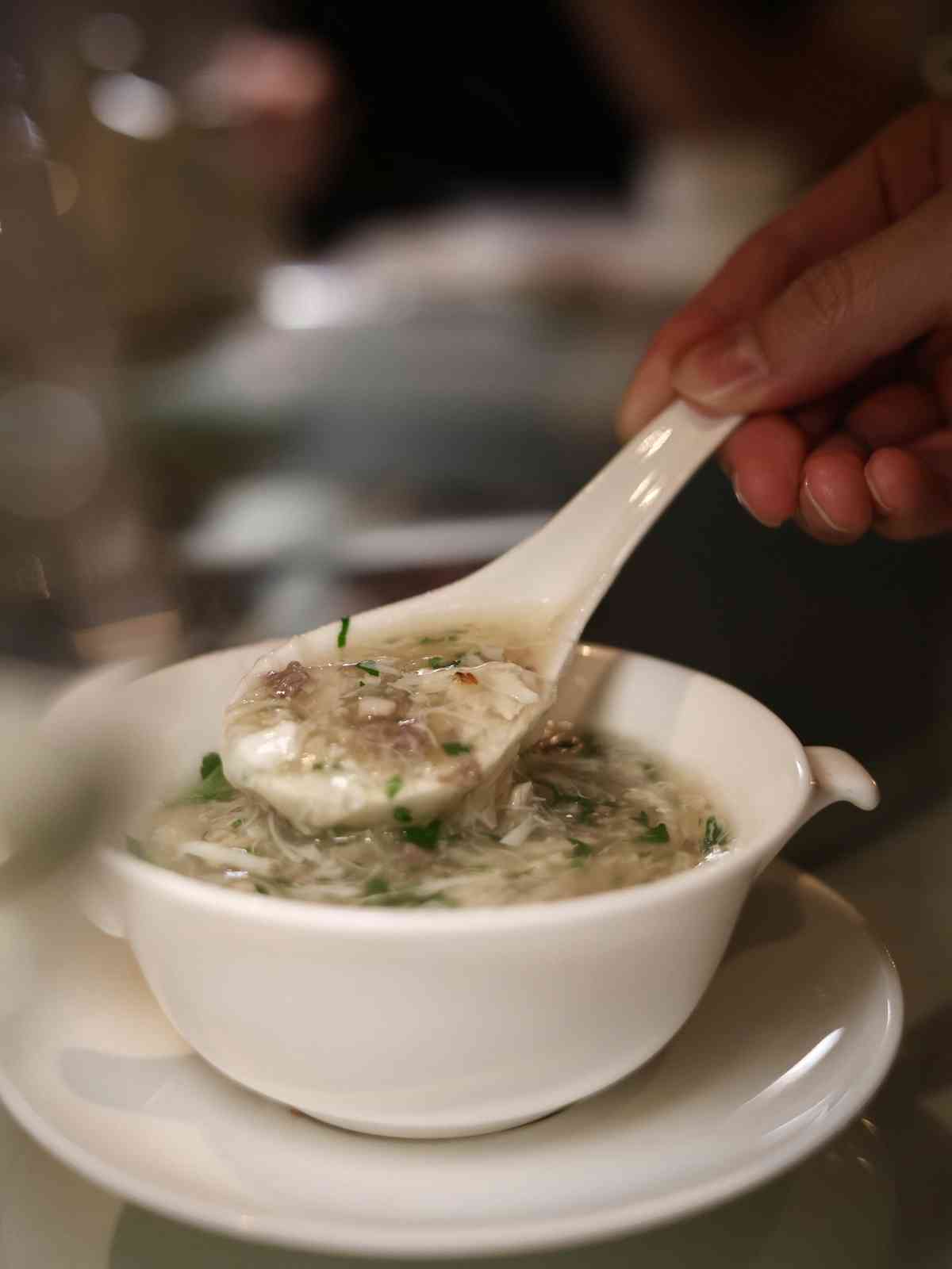 尖東高級中菜廳推出華麗金蠔宴！金蠔酥香焗大響螺、蜜餞金蠔配金蒜 M5 和牛，團年春茗的好選擇