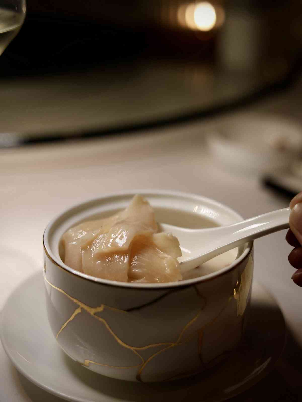 尖東高級中菜廳推出華麗金蠔宴！金蠔酥香焗大響螺、蜜餞金蠔配金蒜 M5 和牛，團年春茗的好選擇