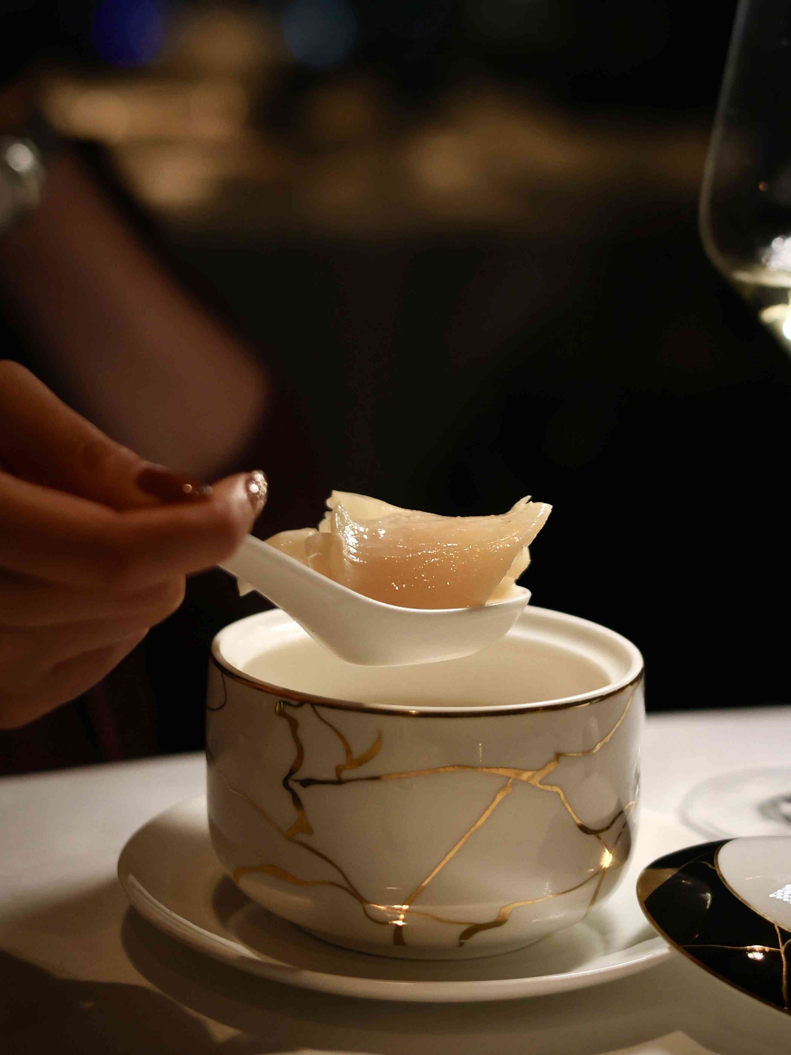 尖東高級中菜廳推出華麗金蠔宴！金蠔酥香焗大響螺、蜜餞金蠔配金蒜 M5 和牛，團年春茗的好選擇