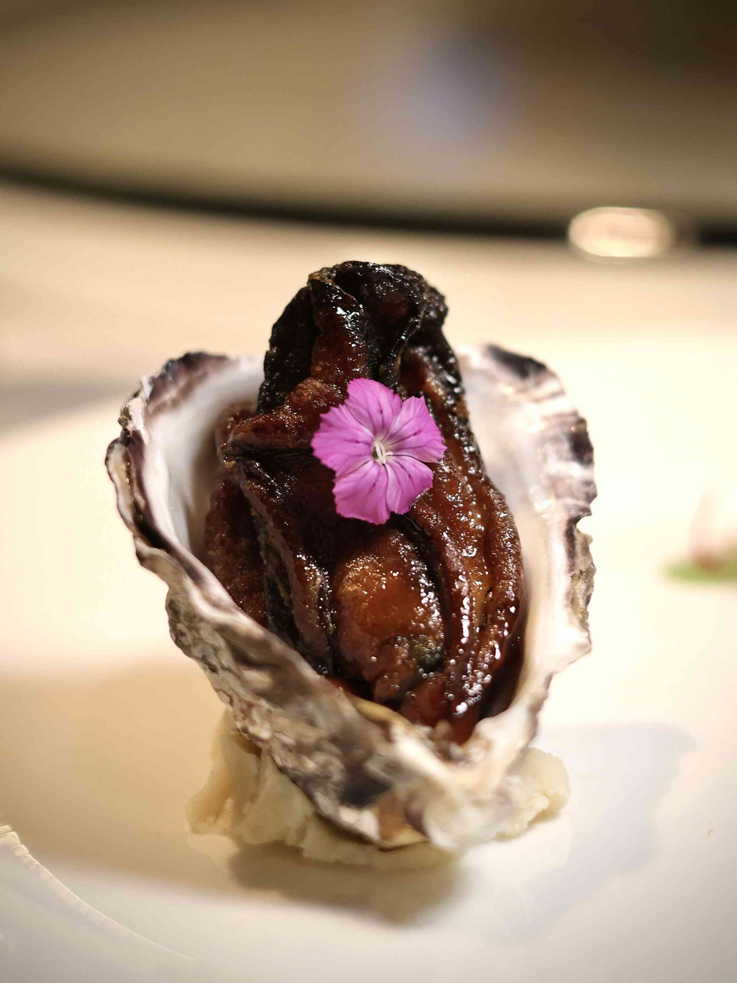 尖東高級中菜廳推出華麗金蠔宴！金蠔酥香焗大響螺、蜜餞金蠔配金蒜 M5 和牛，團年春茗的好選擇