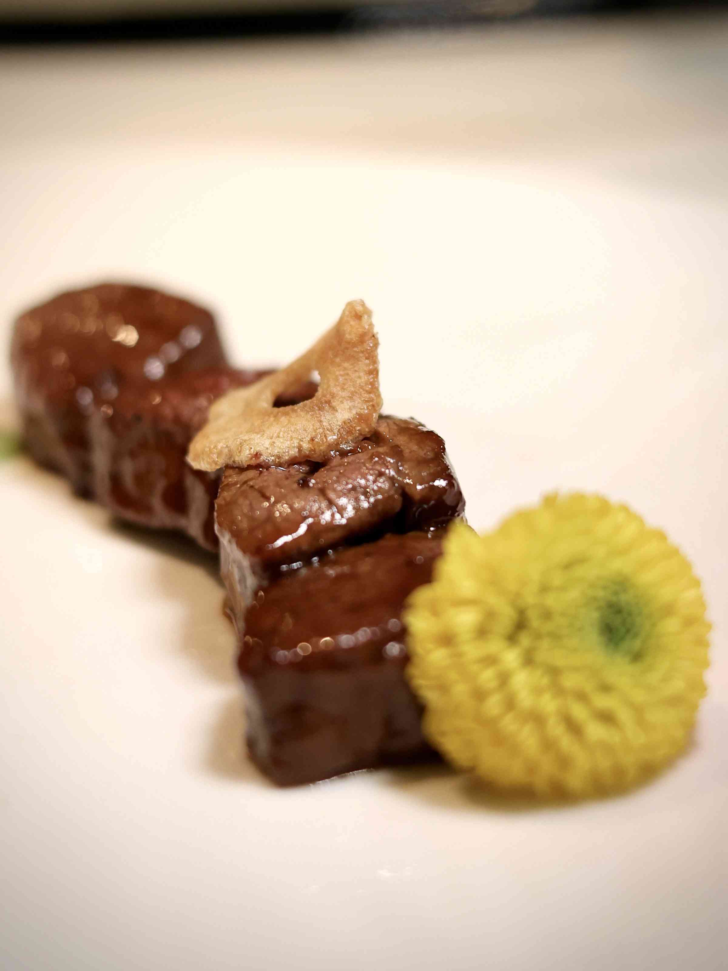 尖東高級中菜廳推出華麗金蠔宴！金蠔酥香焗大響螺、蜜餞金蠔配金蒜 M5 和牛，團年春茗的好選擇