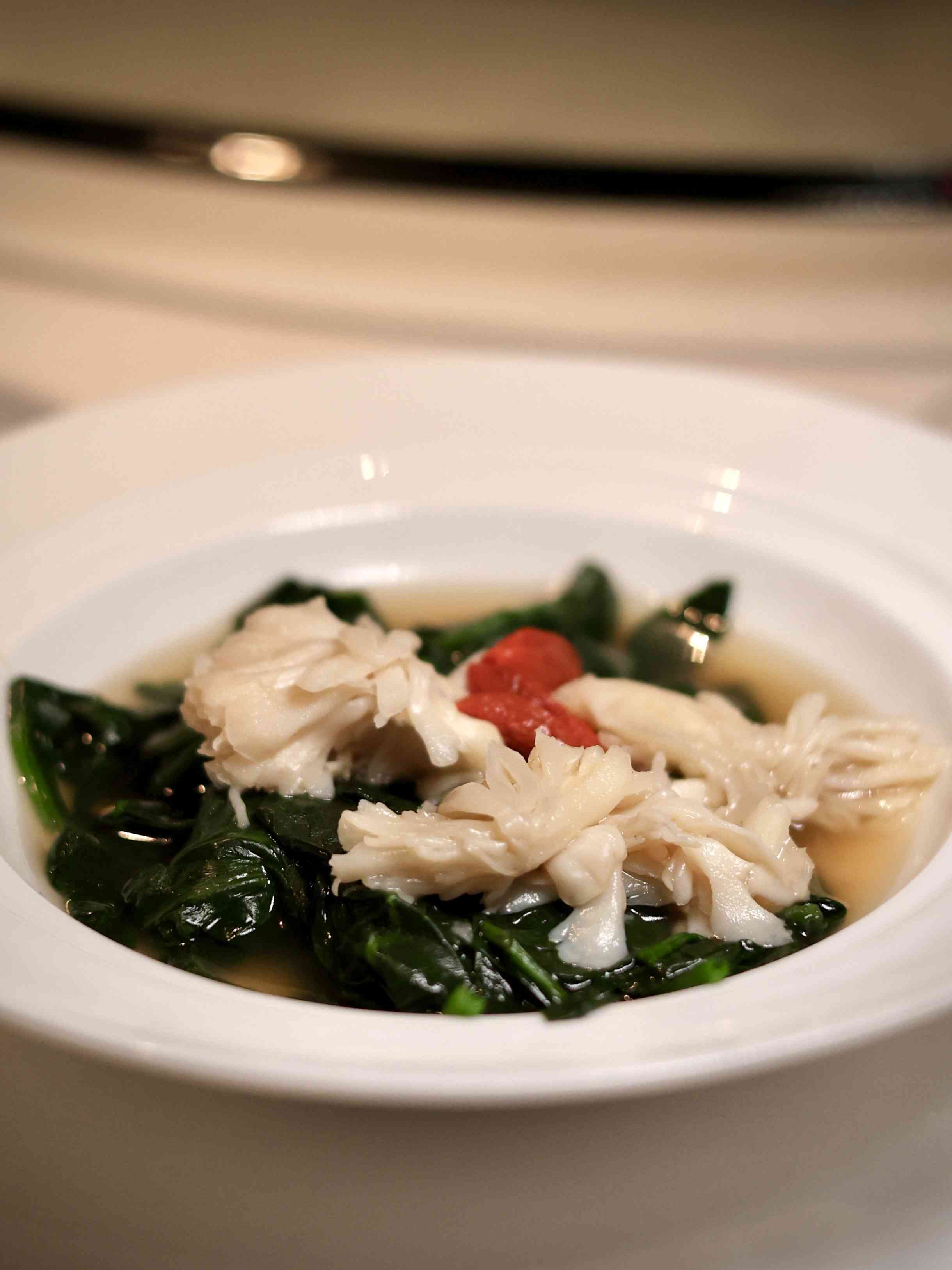 尖東高級中菜廳推出華麗金蠔宴！金蠔酥香焗大響螺、蜜餞金蠔配金蒜 M5 和牛，團年春茗的好選擇