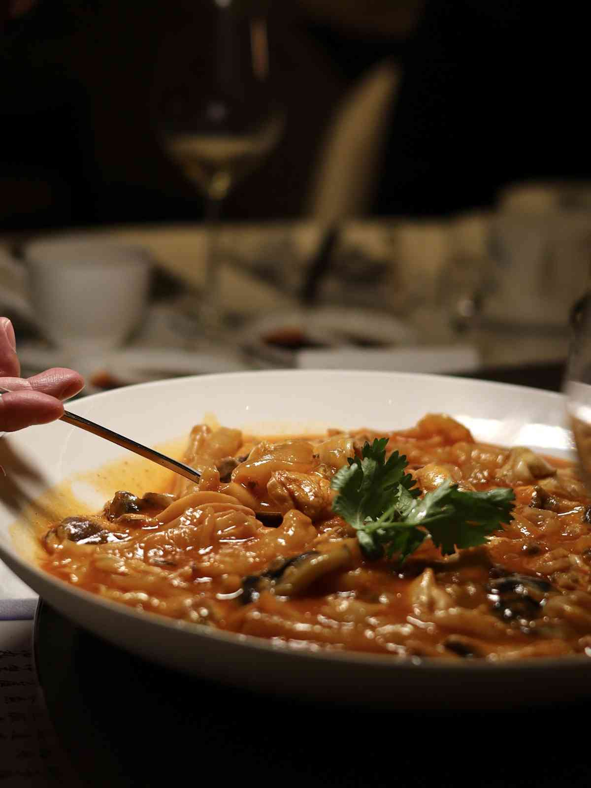 「經典雋永、新韻開序」：鱈魚獅子頭、黑蒜裙邊燒粉皮、軟兜長魚，傳統與現代交融的驚艷淮揚菜