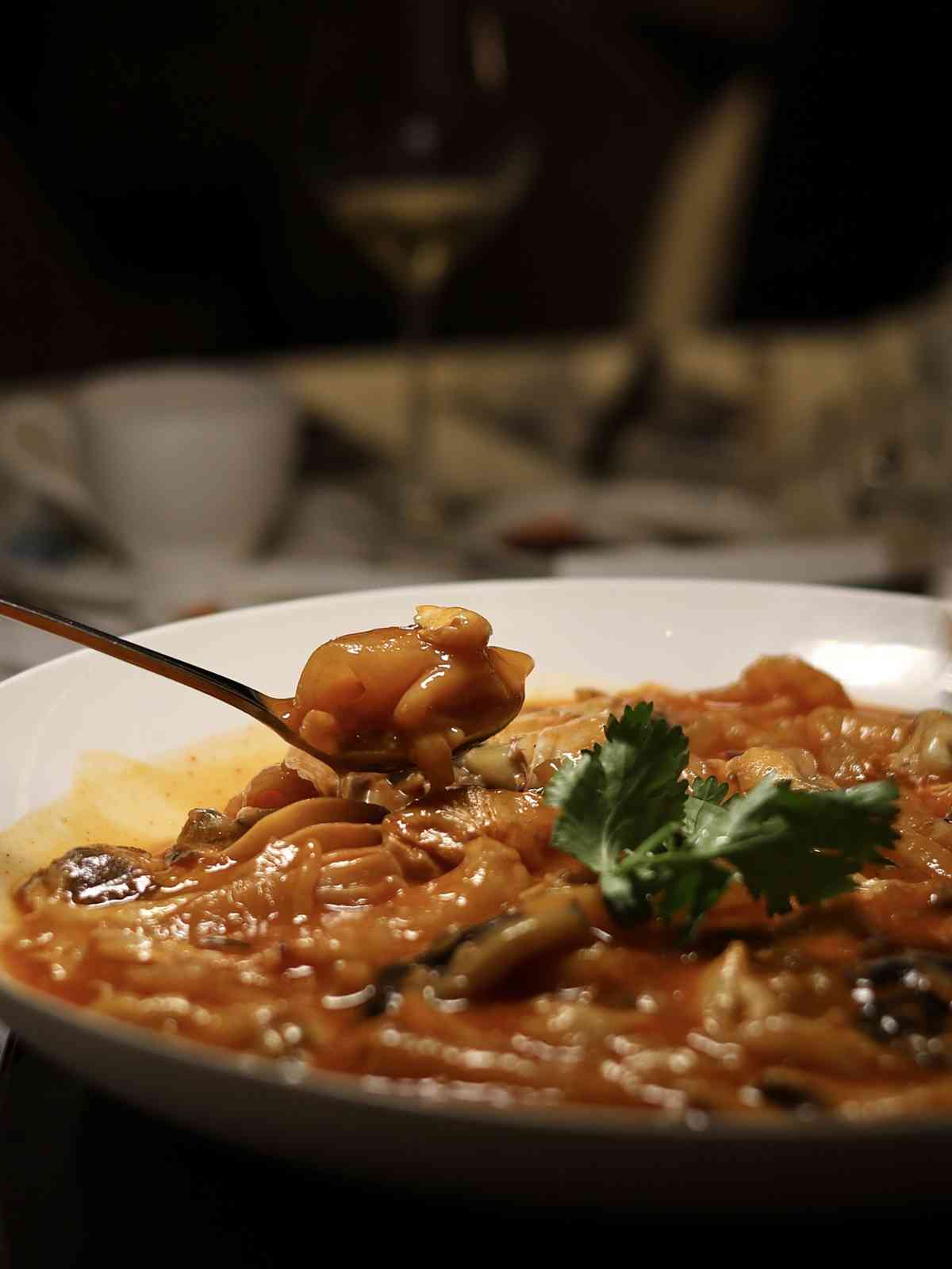 「經典雋永、新韻開序」：鱈魚獅子頭、黑蒜裙邊燒粉皮、軟兜長魚，傳統與現代交融的驚艷淮揚菜