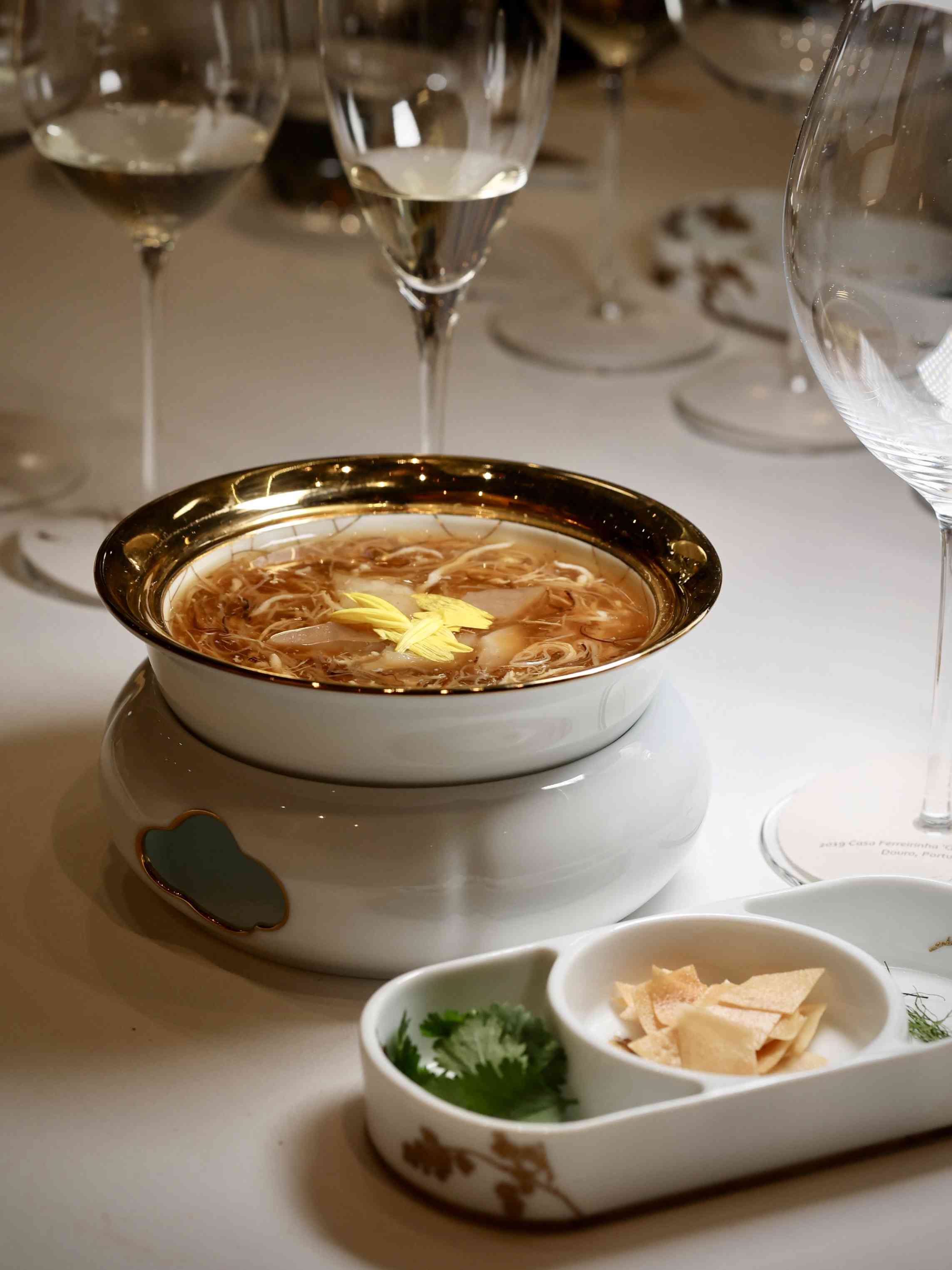 御花園與泰安門星級四手盛宴：百花梅菜釀關東遼參、海膽配棕黃油酸麵包、太史鳳凰水魚羹，美味無窮的一夜