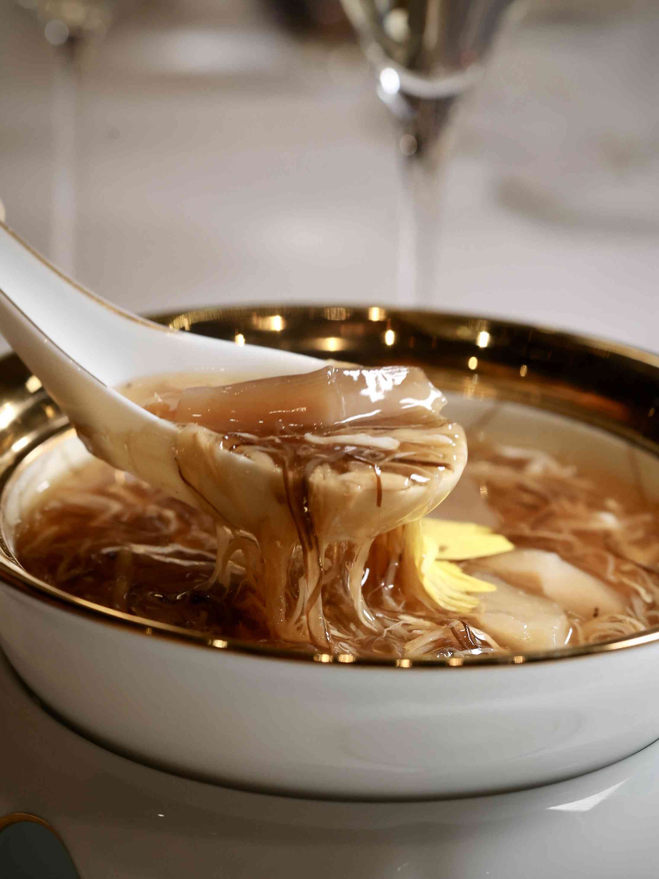 御花園與泰安門星級四手盛宴：百花梅菜釀關東遼參、海膽配棕黃油酸麵包、太史鳳凰水魚羹，美味無窮的一夜