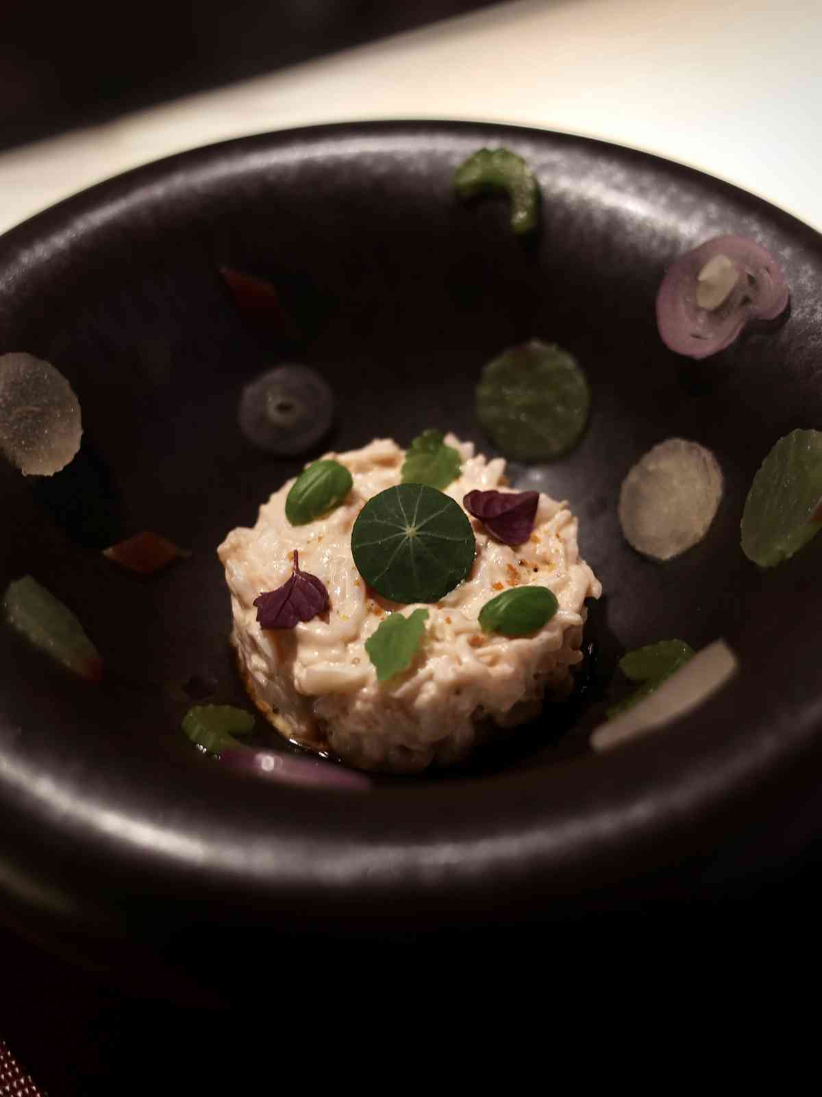 澳門米芝蓮一星無國界料理：紅魔蝦、黑金鮑、芝麻奶海膽松露麵，風味與美感的對話