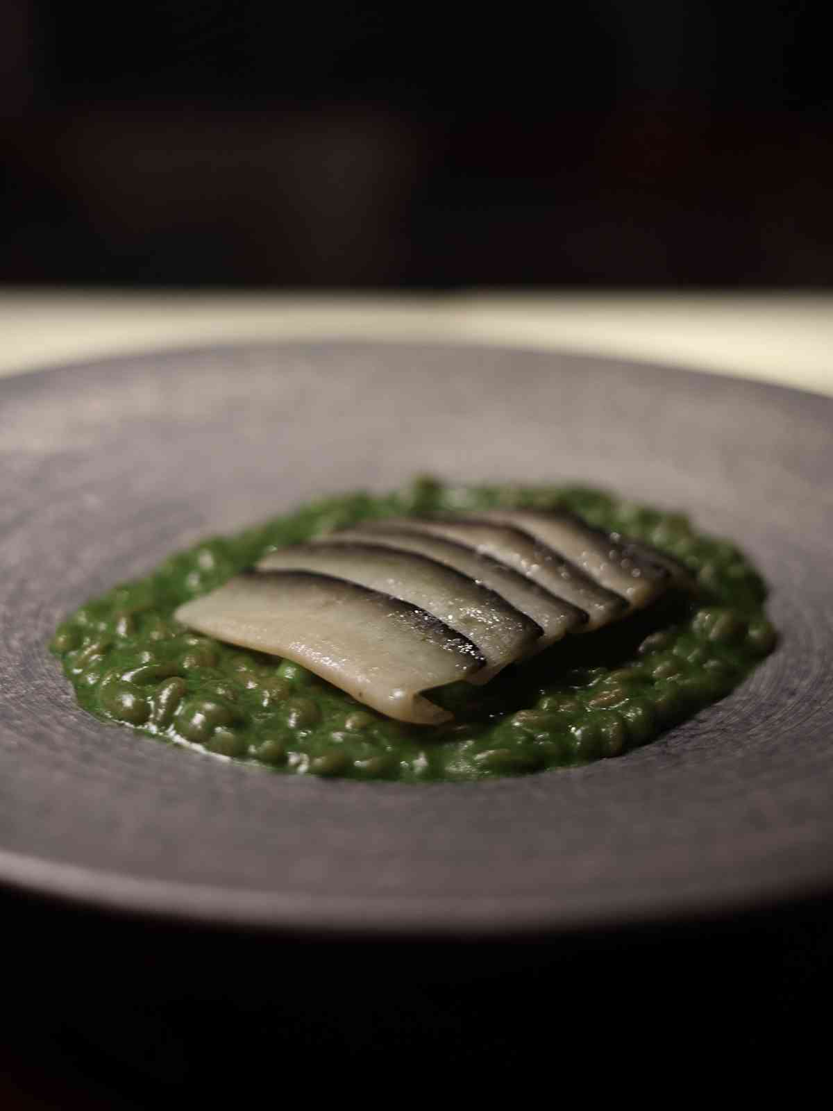 澳門米芝蓮一星無國界料理：紅魔蝦、黑金鮑、芝麻奶海膽松露麵，風味與美感的對話