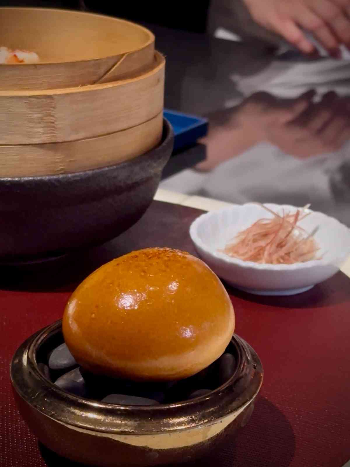 澳門米芝蓮一星無國界料理：紅魔蝦、黑金鮑、芝麻奶海膽松露麵，風味與美感的對話