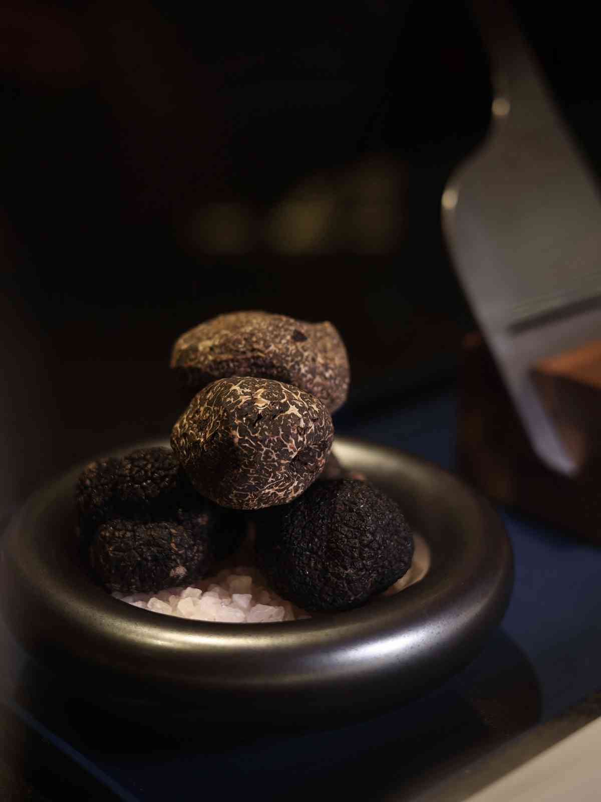 澳門米芝蓮一星無國界料理：紅魔蝦、黑金鮑、芝麻奶海膽松露麵，風味與美感的對話