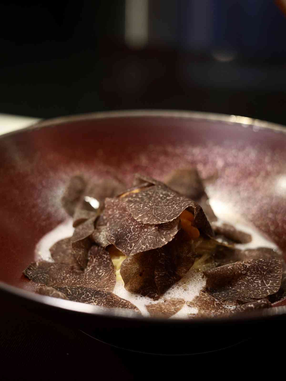 澳門米芝蓮一星無國界料理：紅魔蝦、黑金鮑、芝麻奶海膽松露麵，風味與美感的對話