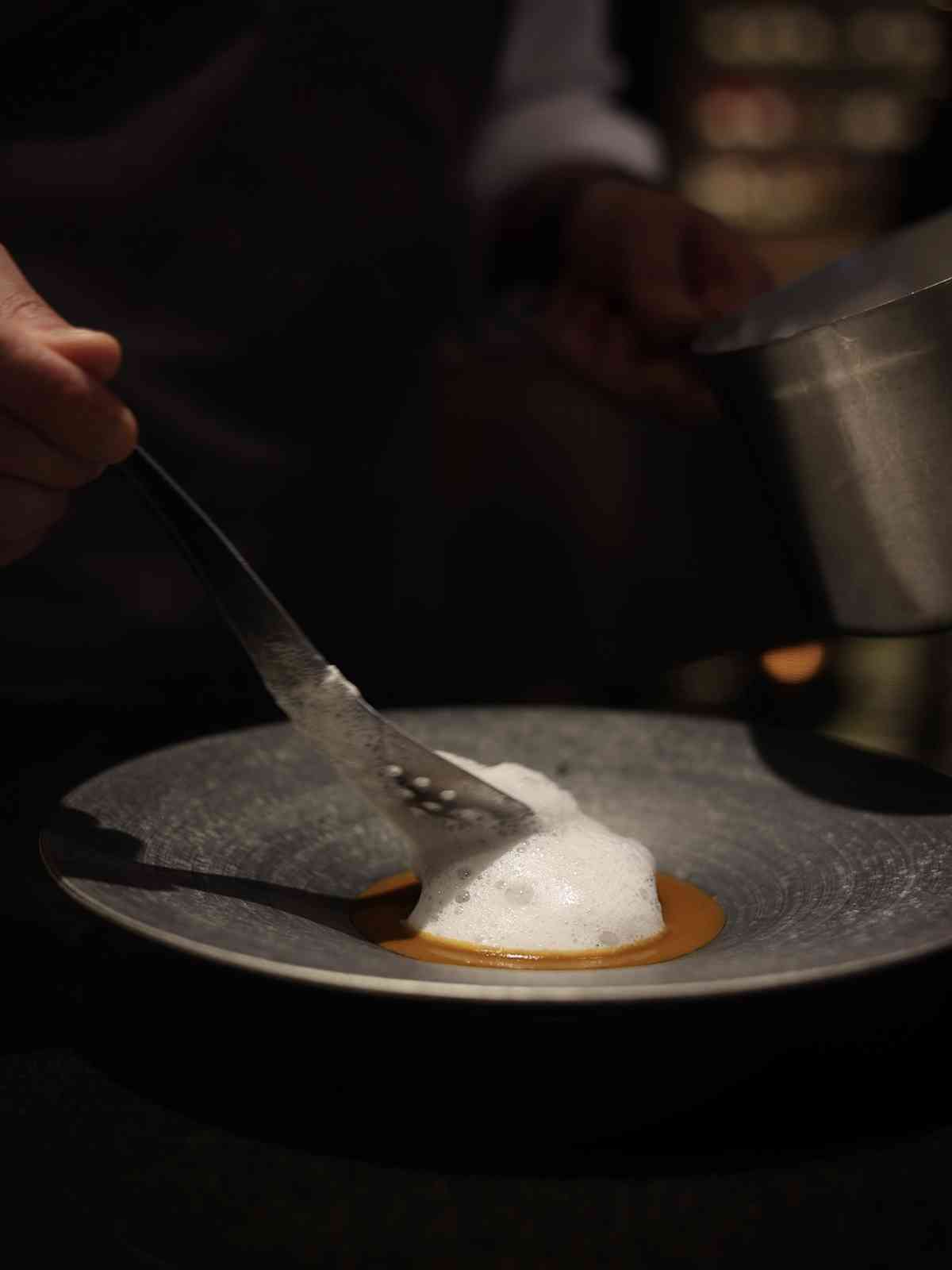 澳門米芝蓮一星無國界料理：紅魔蝦、黑金鮑、芝麻奶海膽松露麵，風味與美感的對話