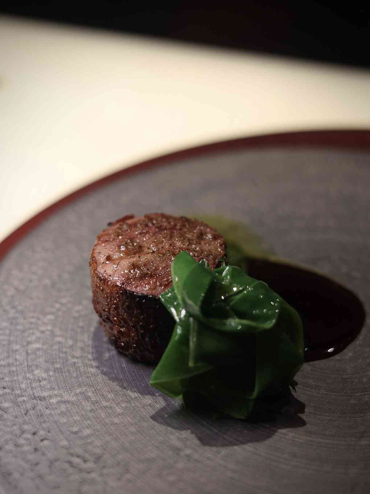 澳門米芝蓮一星無國界料理：紅魔蝦、黑金鮑、芝麻奶海膽松露麵，風味與美感的對話