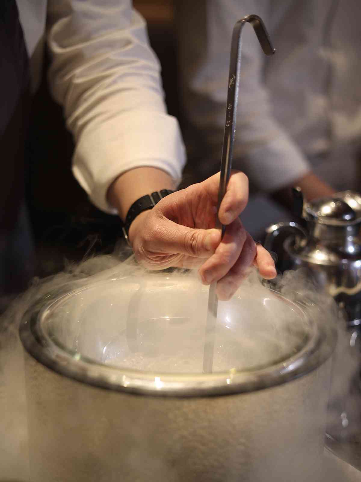 澳門米芝蓮一星無國界料理：紅魔蝦、黑金鮑、芝麻奶海膽松露麵，風味與美感的對話