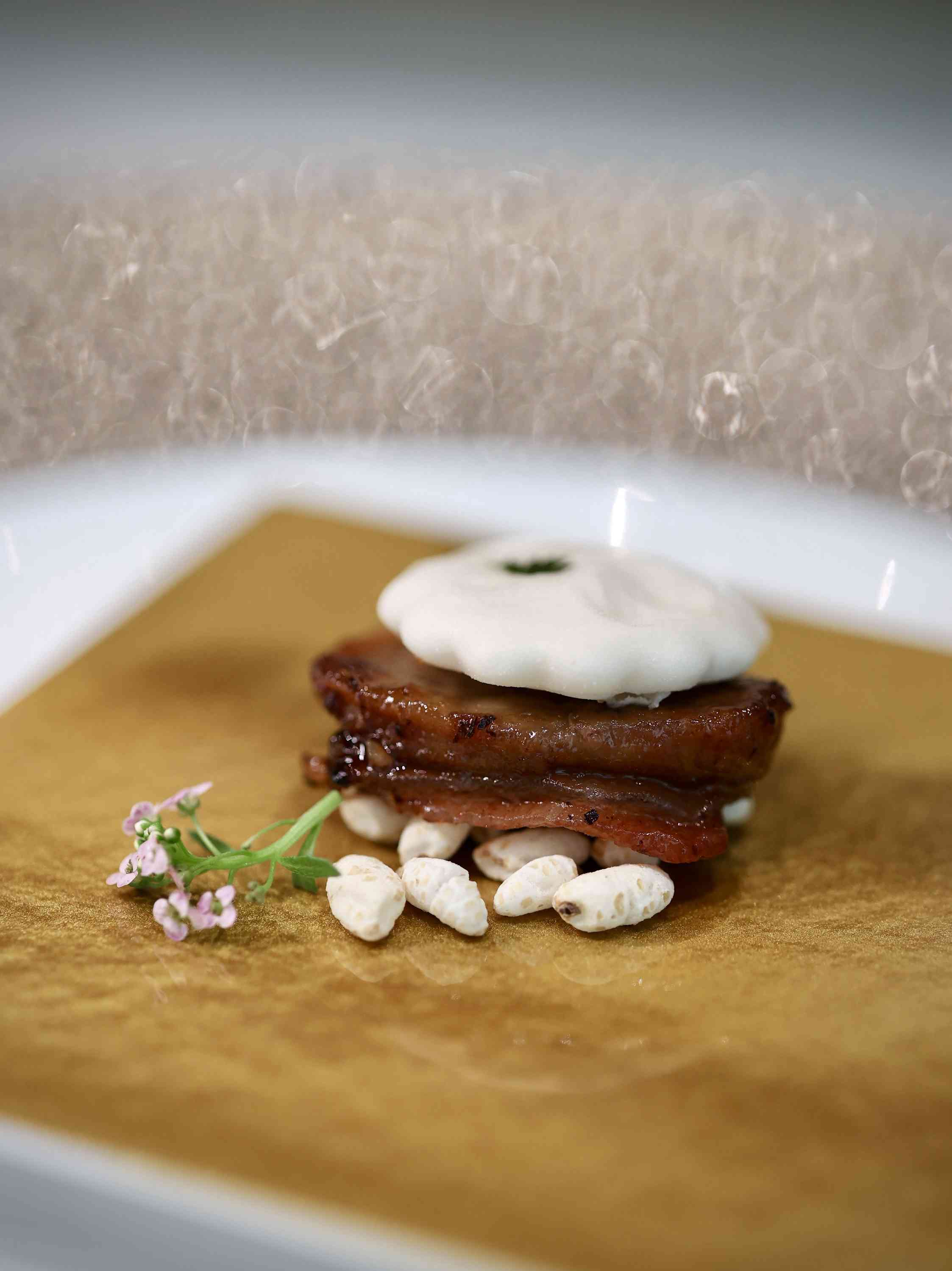 澳門譽瓏軒午間盛宴！黑椒燒汁一口和牛酥、北海道毛蟹酸辣羹、黑松露脆皮鵝卷，極致粵菜美學