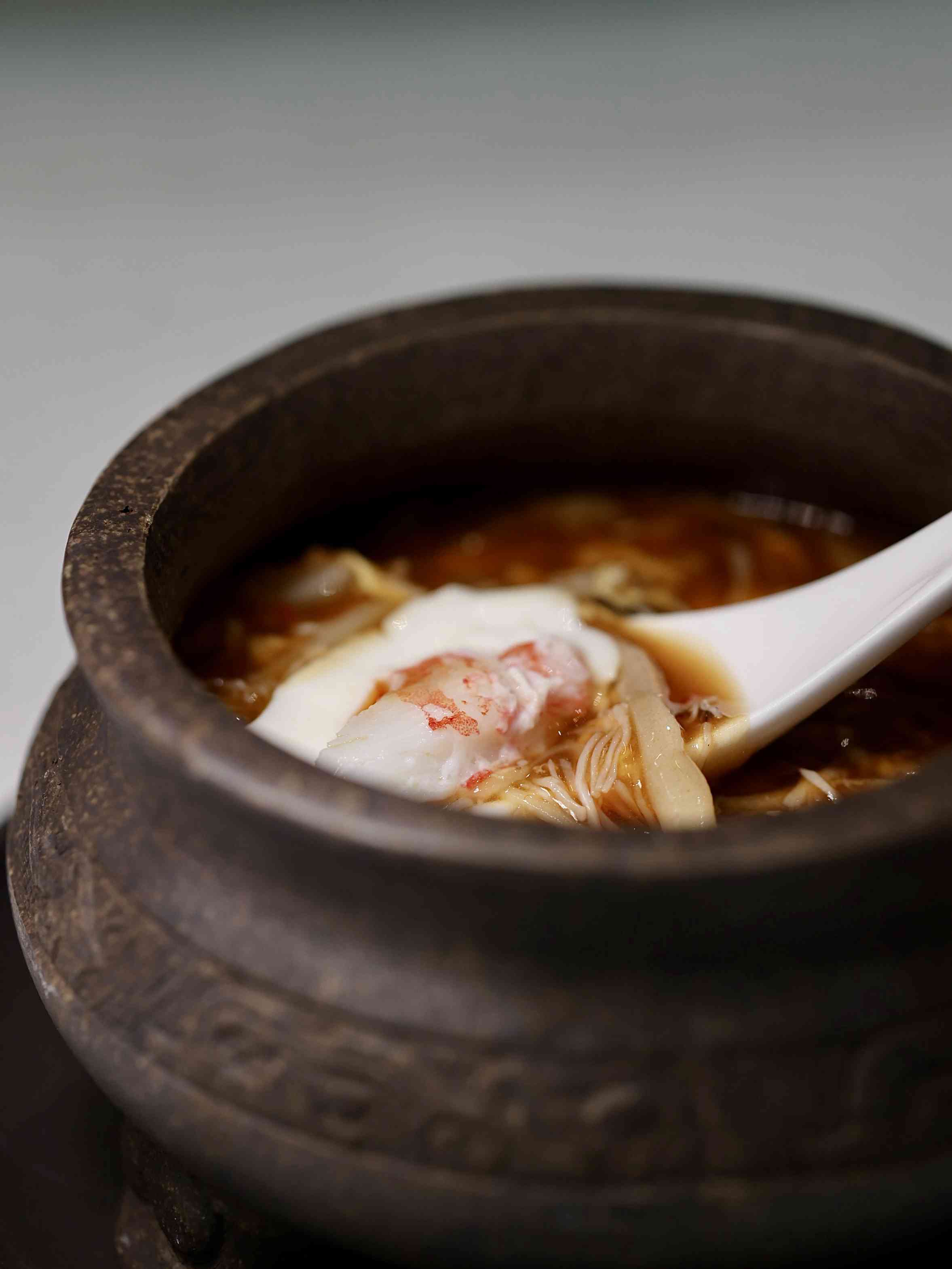 澳門譽瓏軒午間盛宴！黑椒燒汁一口和牛酥、北海道毛蟹酸辣羹、黑松露脆皮鵝卷，極致粵菜美學