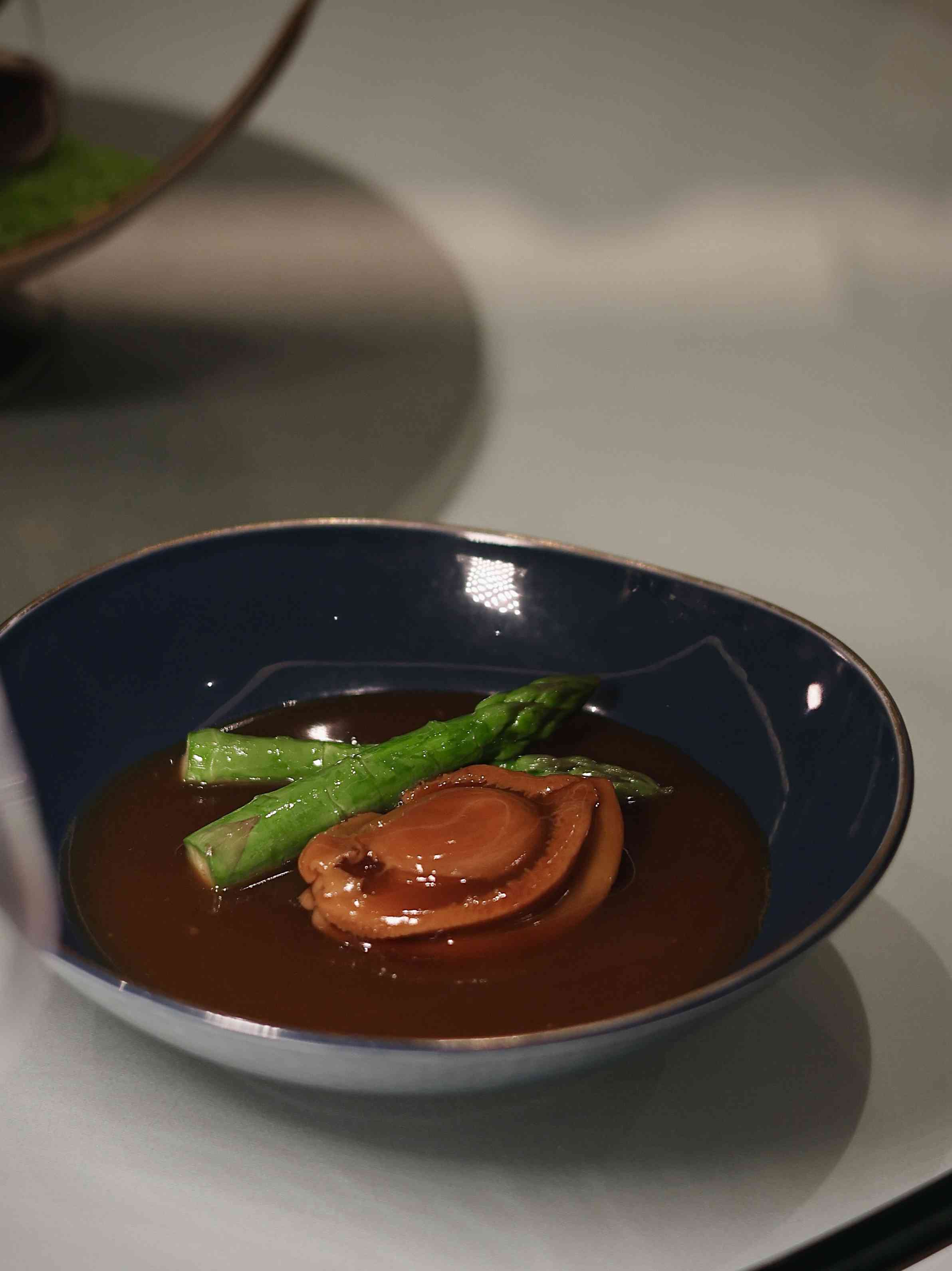 維港夜景與老字號的極致浪漫：蝦籽黃燒鮮鰵花膠扒、鮑汁扣南非二十二頭吉品鮑魚，驚艷交織「極品蝦籽吉品鮑魚宴」