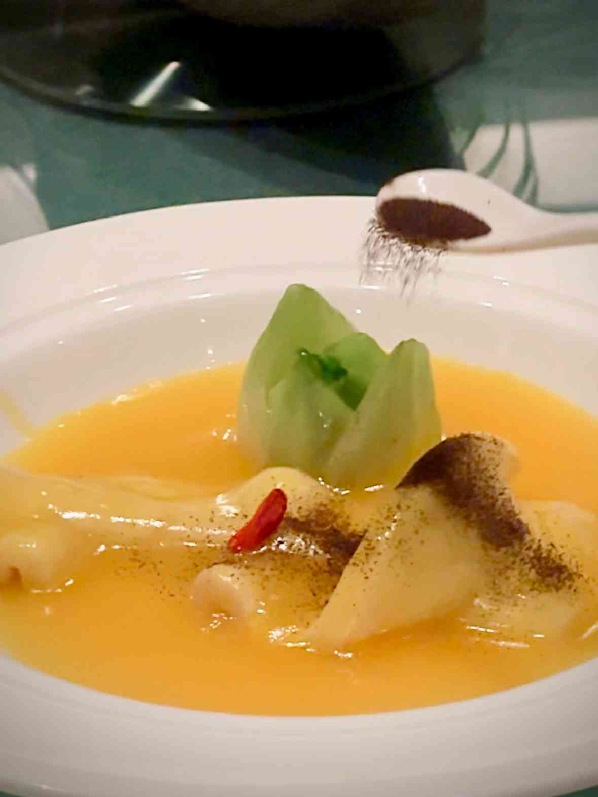 維港夜景與老字號的極致浪漫：蝦籽黃燒鮮鰵花膠扒、鮑汁扣南非二十二頭吉品鮑魚，驚艷交織「極品蝦籽吉品鮑魚宴」