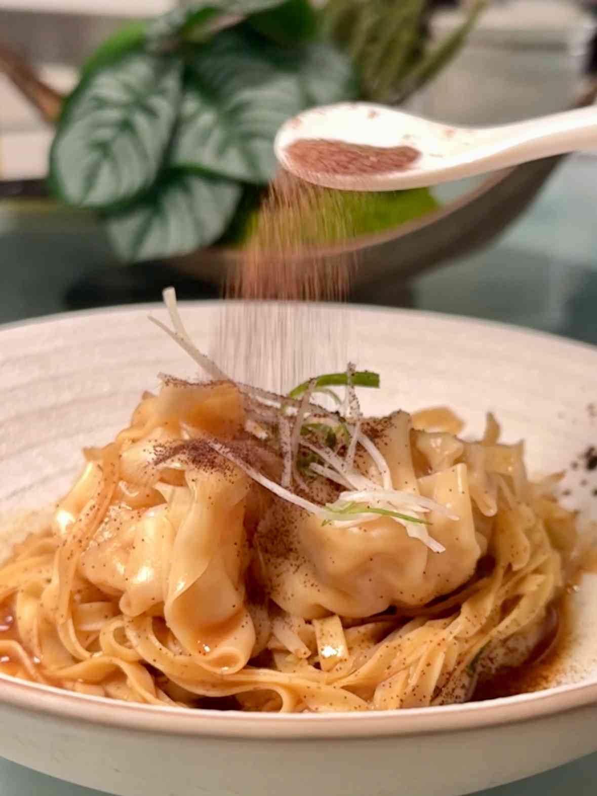 維港夜景與老字號的極致浪漫：蝦籽黃燒鮮鰵花膠扒、鮑汁扣南非二十二頭吉品鮑魚，驚艷交織「極品蝦籽吉品鮑魚宴」