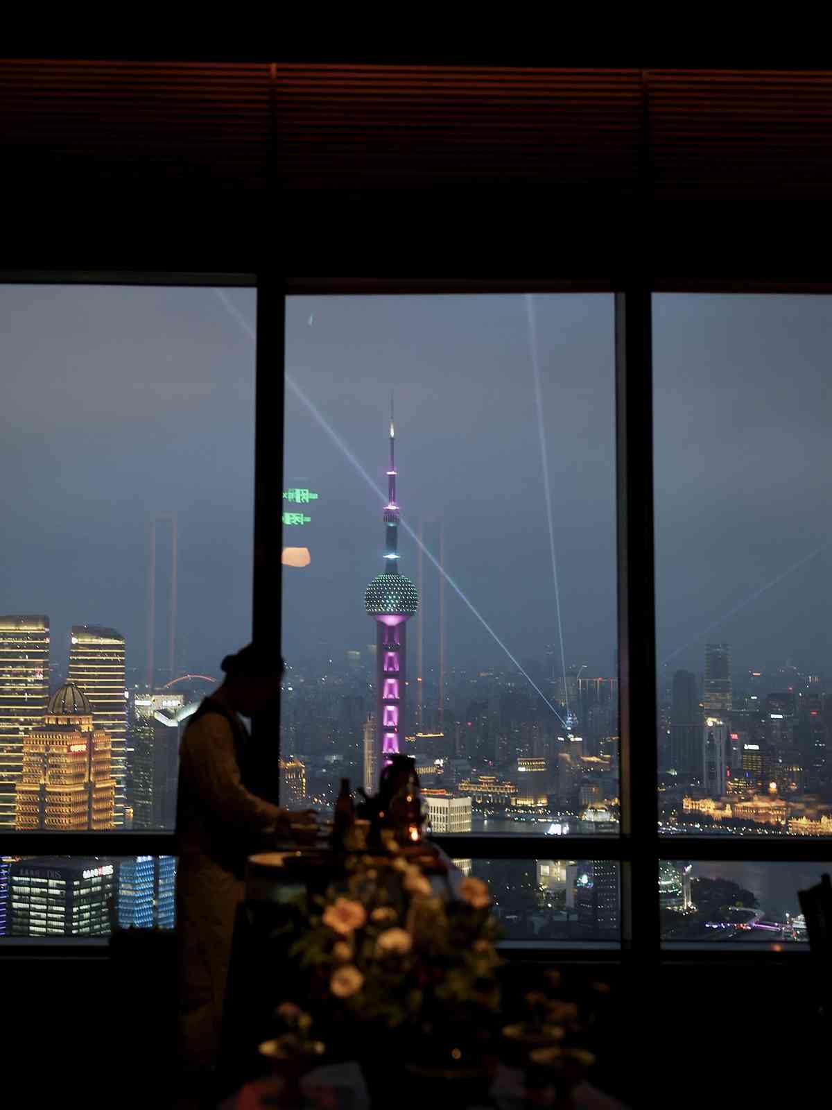 上海北外灘雲端上的閩菜風味: 黃貢椒鹹菜肉筋蒸象拔蚌、福建老酒醉寧德老蟶、九層塔海瓜子炒飯，一山海兼備的舌尖盛宴！