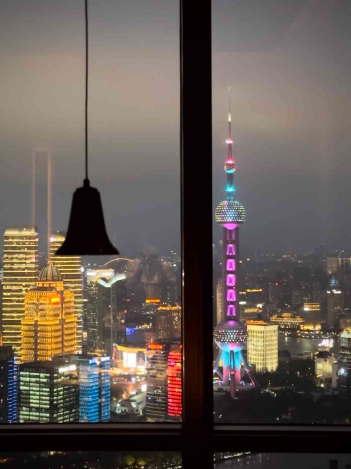 上海北外灘雲端上的閩菜風味: 黃貢椒鹹菜肉筋蒸象拔蚌、福建老酒醉寧德老蟶、九層塔海瓜子炒飯，一山海兼備的舌尖盛宴！