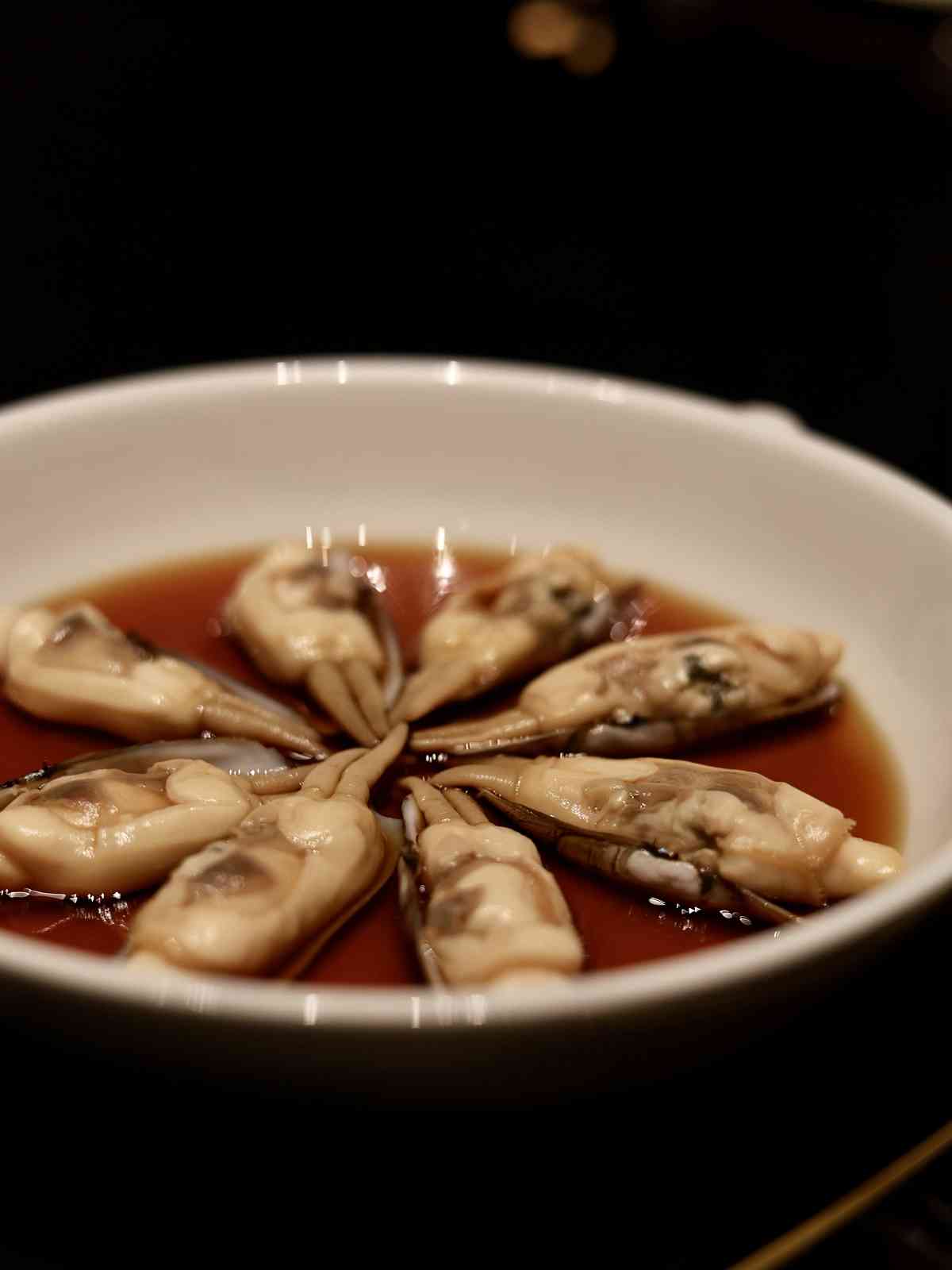 上海北外灘雲端上的閩菜風味: 黃貢椒鹹菜肉筋蒸象拔蚌、福建老酒醉寧德老蟶、九層塔海瓜子炒飯，一山海兼備的舌尖盛宴！