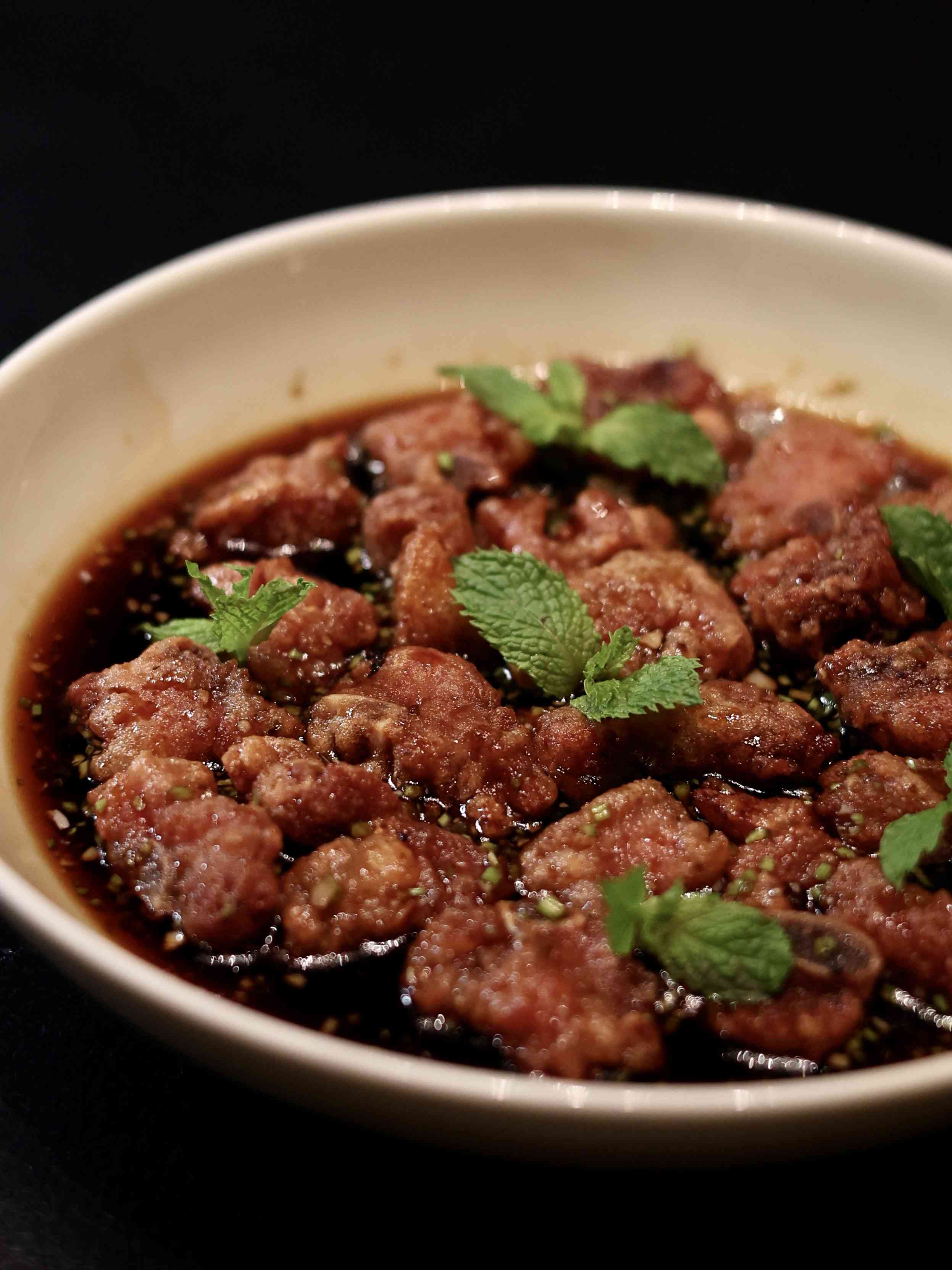 上海北外灘雲端上的閩菜風味: 黃貢椒鹹菜肉筋蒸象拔蚌、福建老酒醉寧德老蟶、九層塔海瓜子炒飯，一山海兼備的舌尖盛宴！