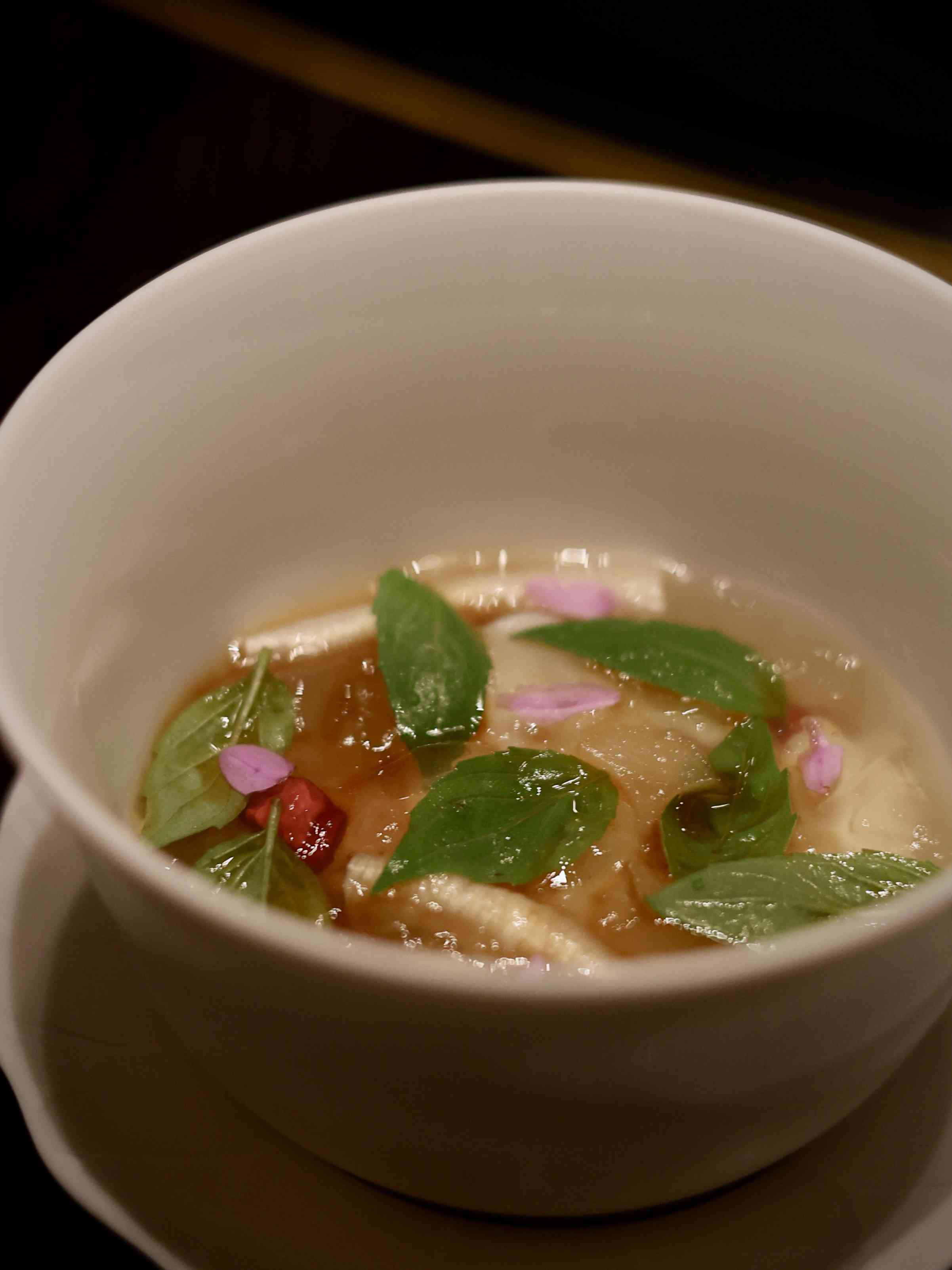 上海北外灘雲端上的閩菜風味: 黃貢椒鹹菜肉筋蒸象拔蚌、福建老酒醉寧德老蟶、九層塔海瓜子炒飯，一山海兼備的舌尖盛宴！