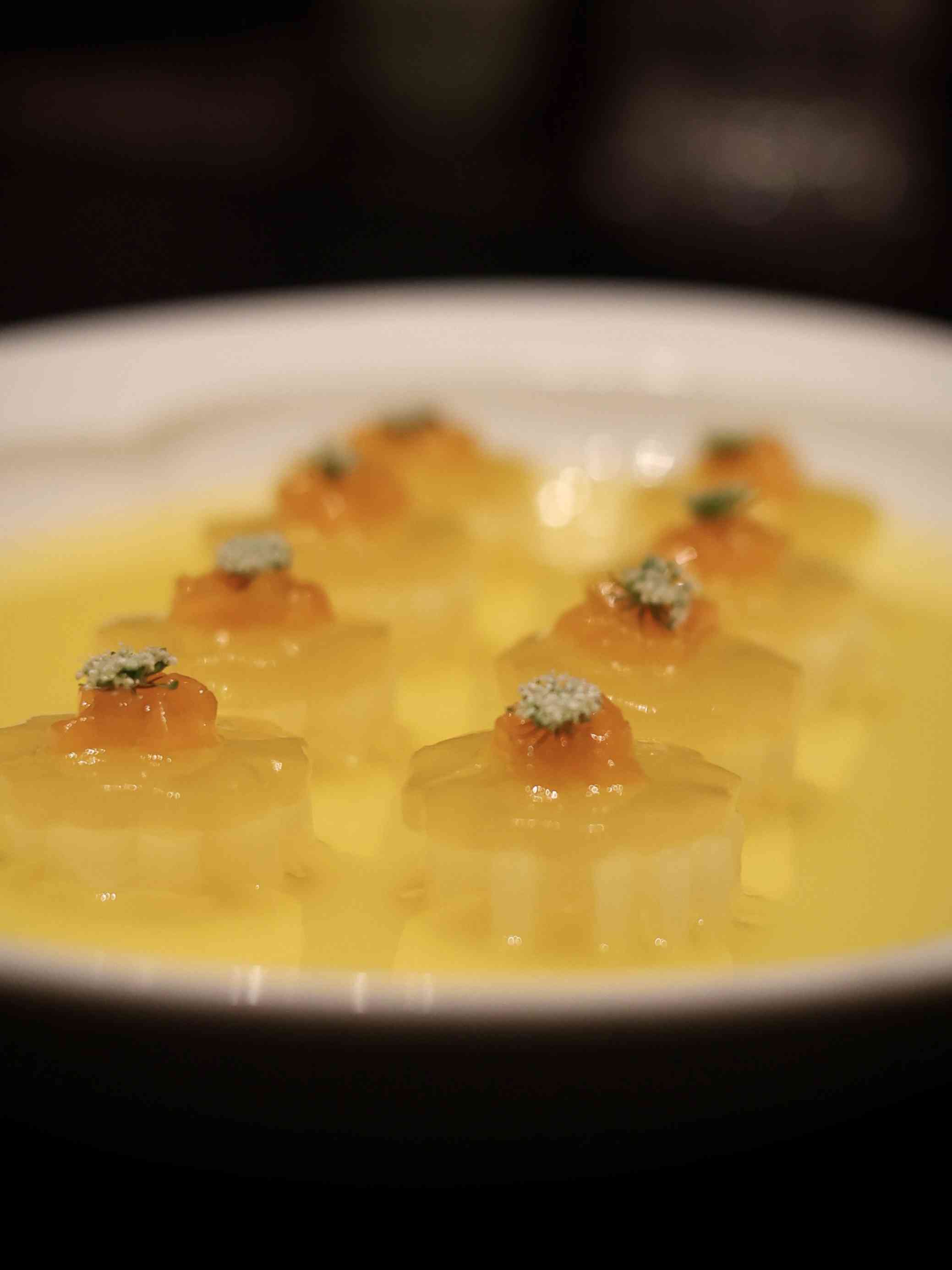 上海北外灘雲端上的閩菜風味: 黃貢椒鹹菜肉筋蒸象拔蚌、福建老酒醉寧德老蟶、九層塔海瓜子炒飯，一山海兼備的舌尖盛宴！