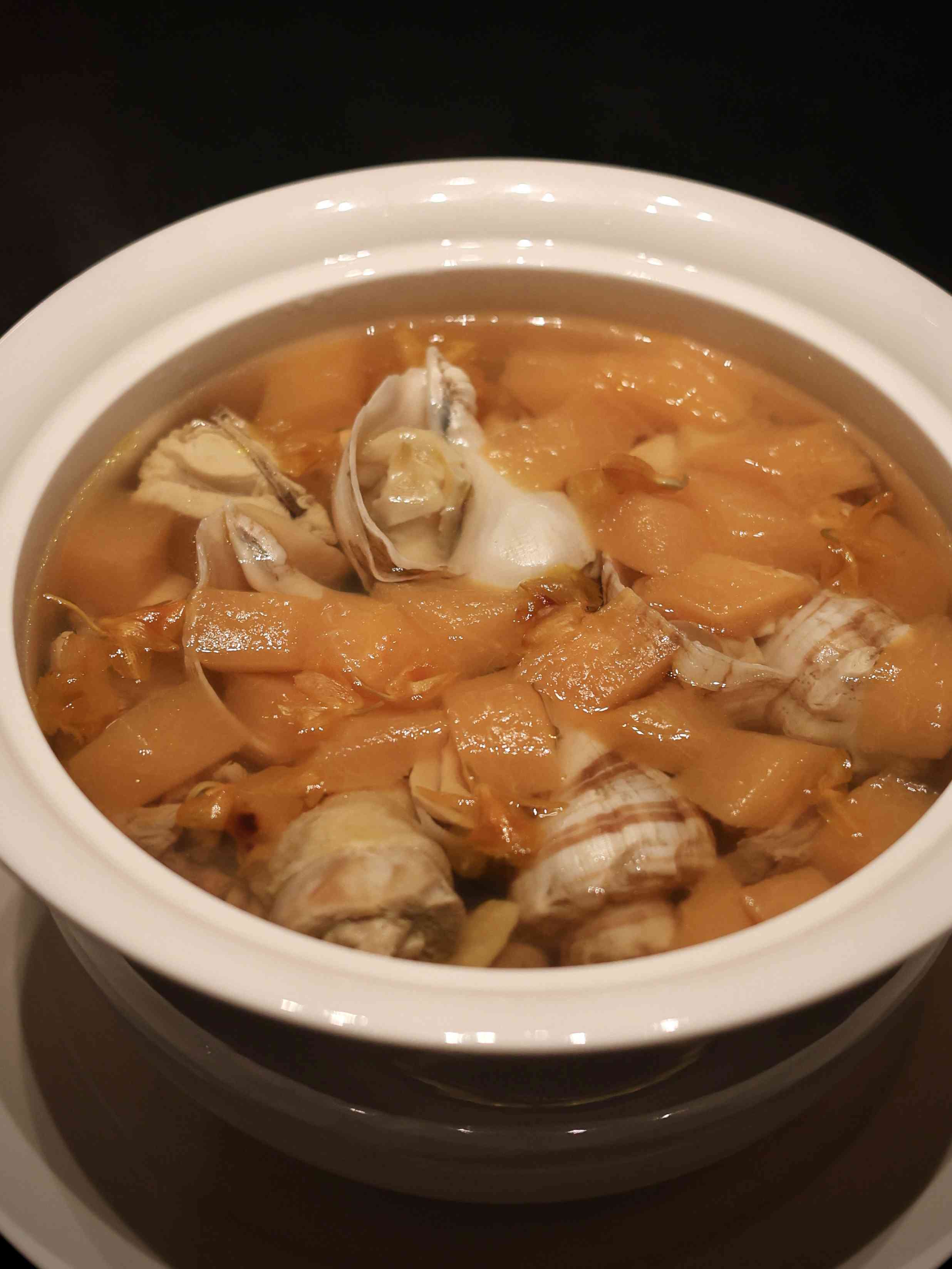 上海北外灘雲端上的閩菜風味: 黃貢椒鹹菜肉筋蒸象拔蚌、福建老酒醉寧德老蟶、九層塔海瓜子炒飯，一山海兼備的舌尖盛宴！