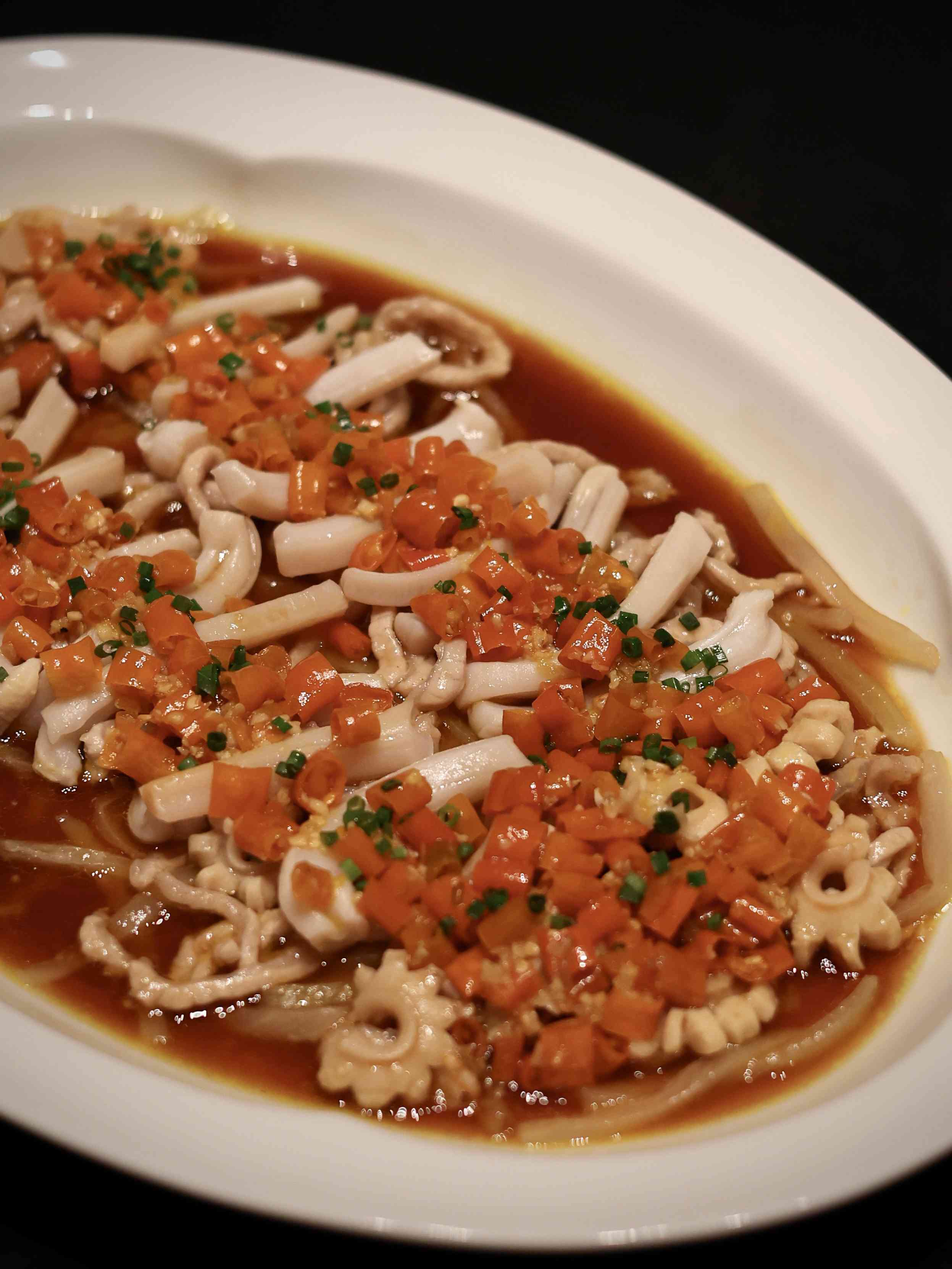 上海北外灘雲端上的閩菜風味: 黃貢椒鹹菜肉筋蒸象拔蚌、福建老酒醉寧德老蟶、九層塔海瓜子炒飯，一山海兼備的舌尖盛宴！