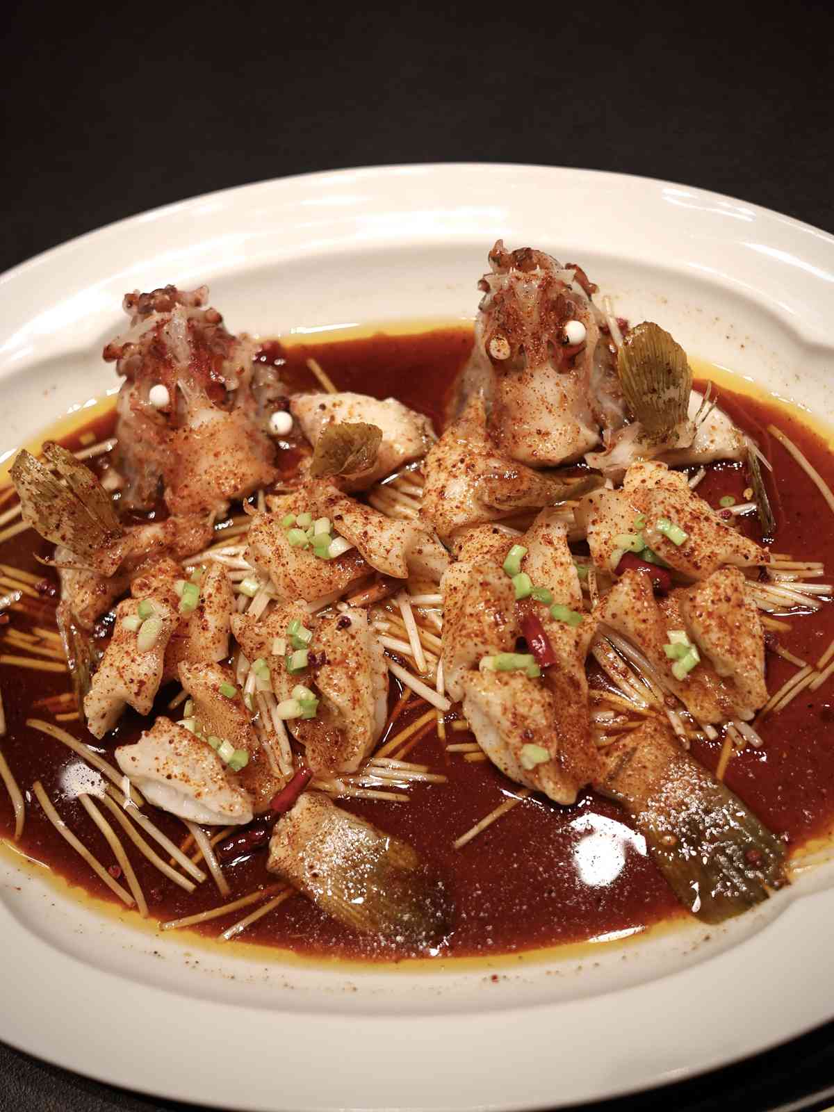 上海北外灘雲端上的閩菜風味: 黃貢椒鹹菜肉筋蒸象拔蚌、福建老酒醉寧德老蟶、九層塔海瓜子炒飯，一山海兼備的舌尖盛宴！