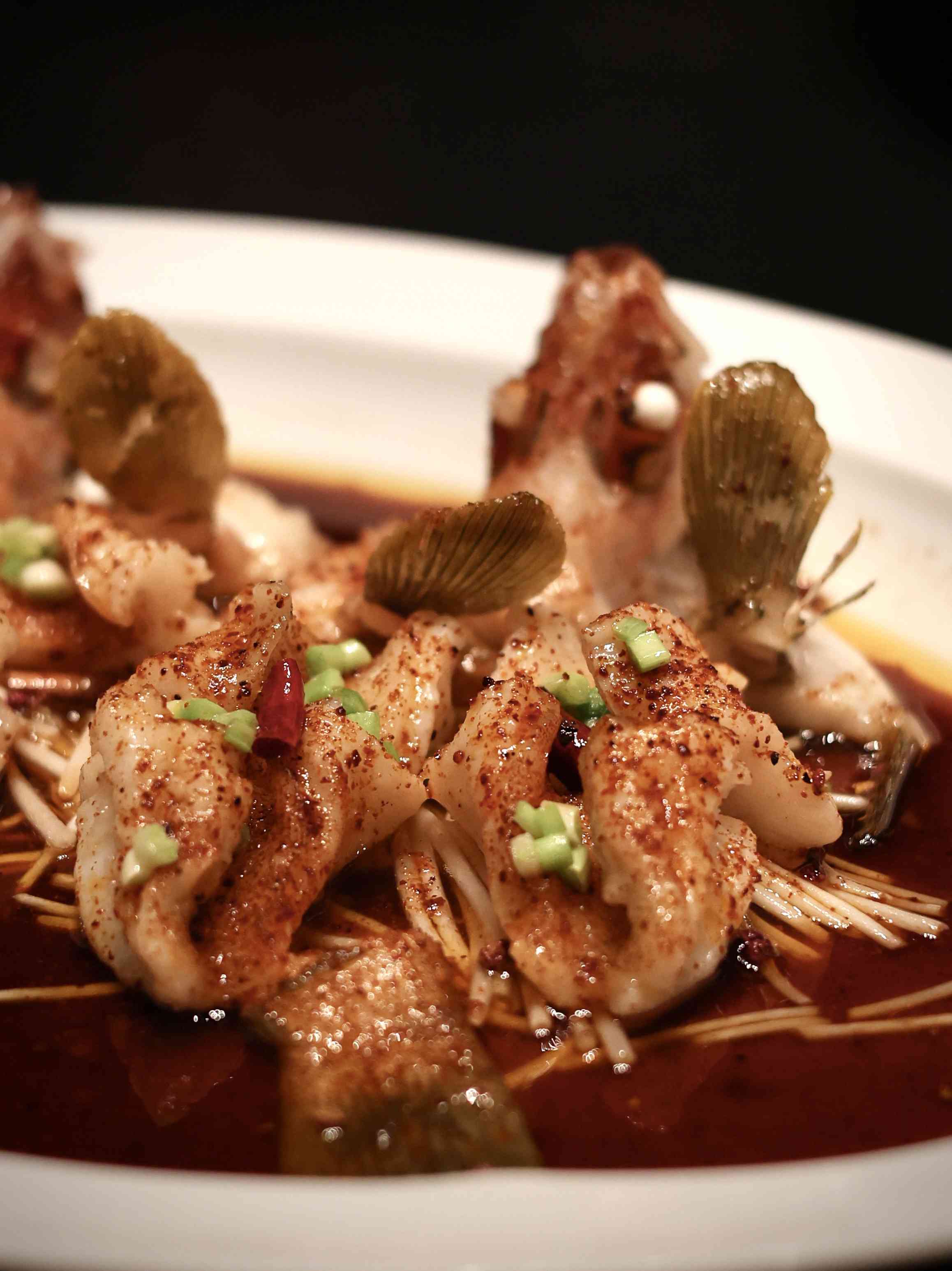 上海北外灘雲端上的閩菜風味: 黃貢椒鹹菜肉筋蒸象拔蚌、福建老酒醉寧德老蟶、九層塔海瓜子炒飯，一山海兼備的舌尖盛宴！